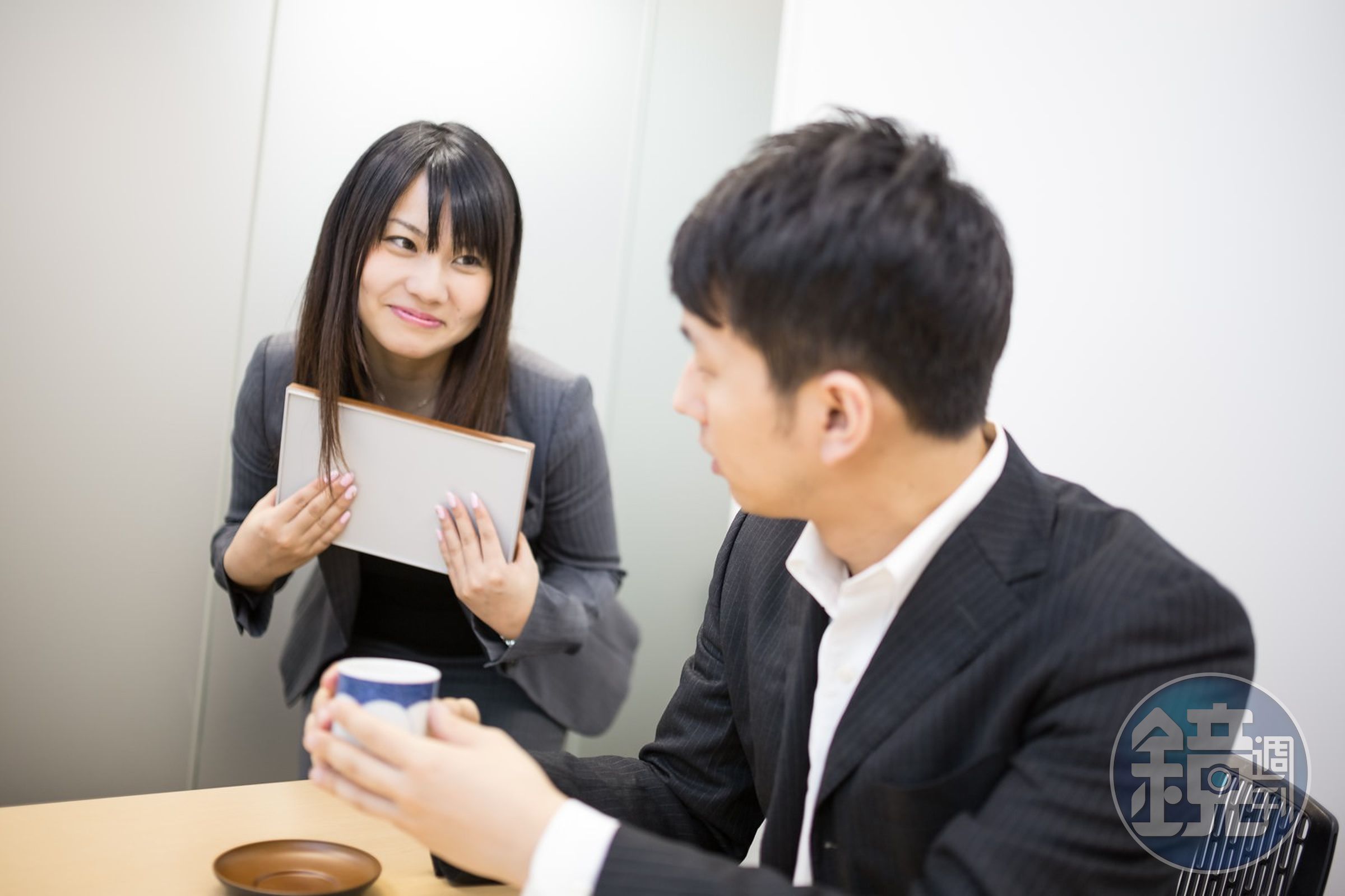 一名看似文靜的OL竟在辦公室亂搞男女關係，桃色糾紛曝光後導致多人離職。（示意圖，非當事人，pakutaso提供）