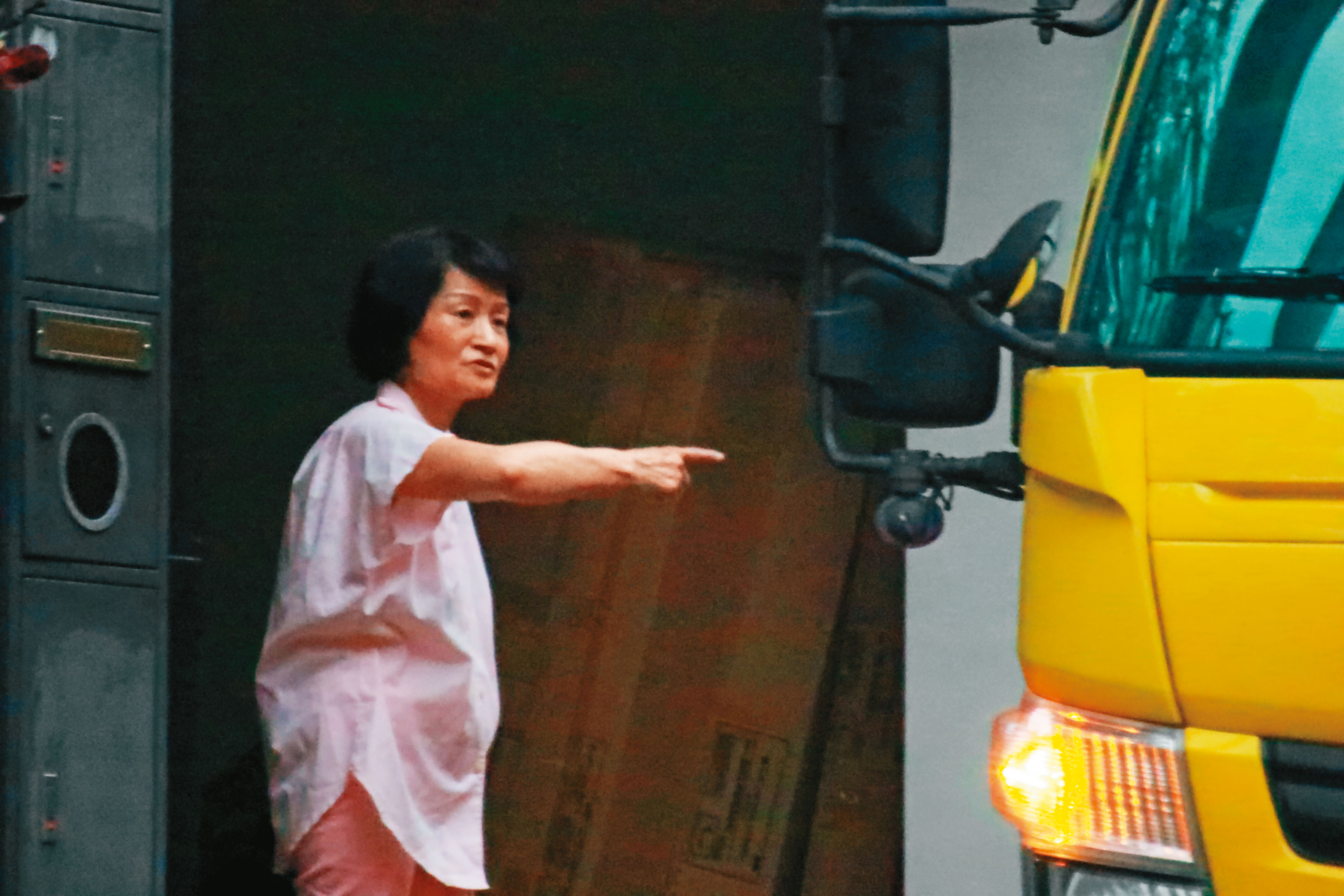 本刊直擊趙璟熒一人住在嘉義市東區豪宅,貨運業者送貨前來,她親自下樓開門。