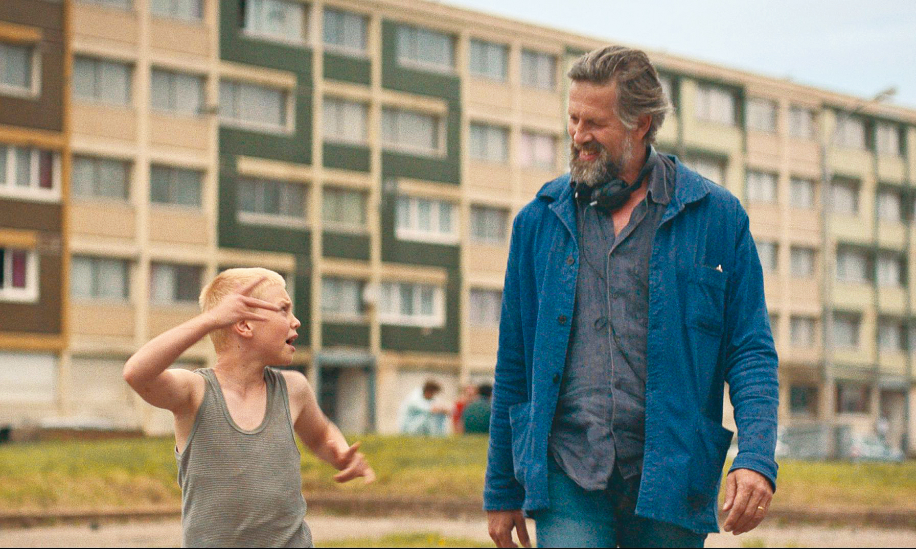 《爛人》以偽紀錄片般的生猛開鏡、手持特寫，捕捉素人青少年自然生動的演出。（翻攝自imdb.com）