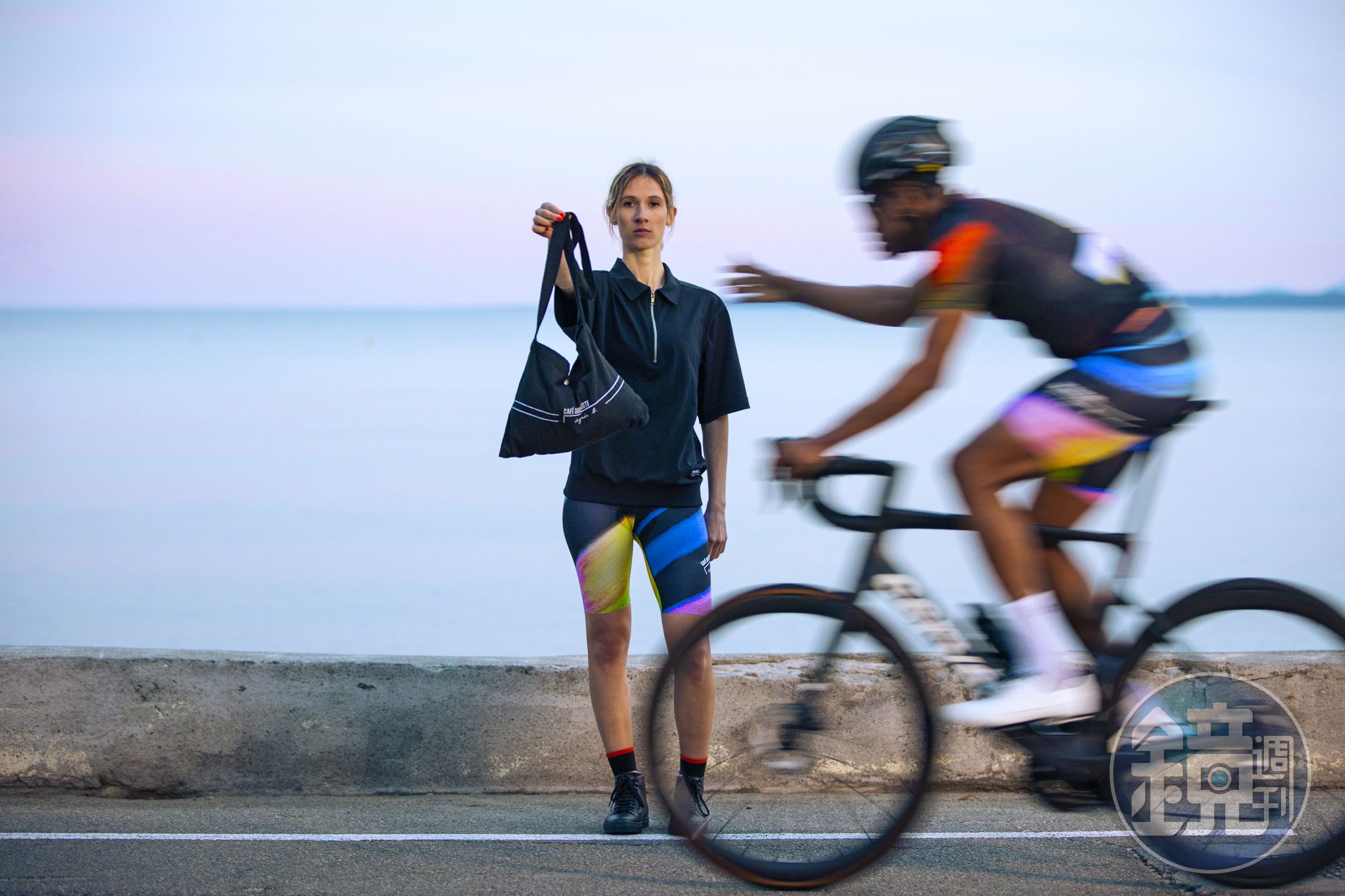 agnès b. x Café du Cycliste合作出多款適合戶外運動的男女裝。〈agnès b.提供〉