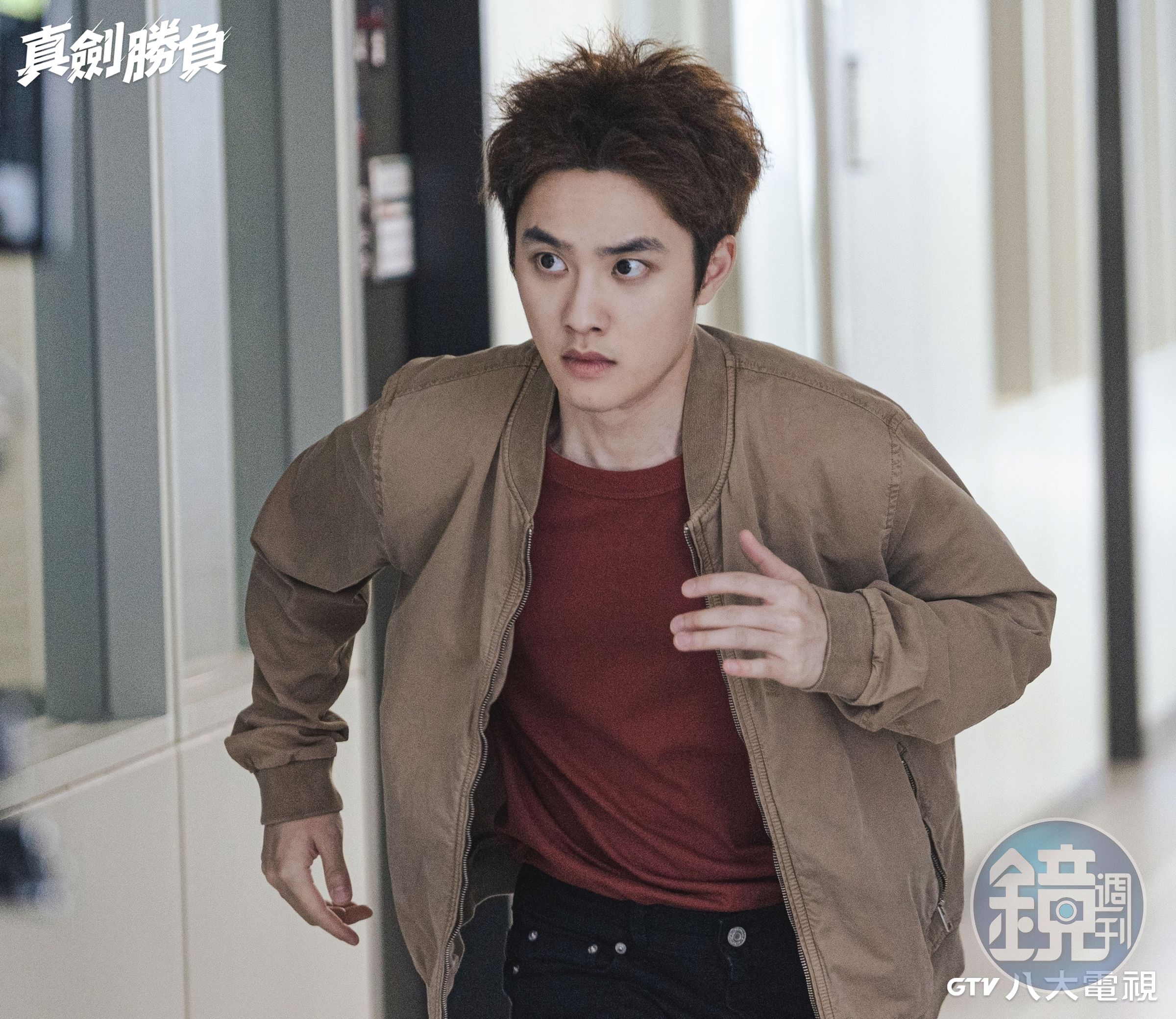 都敬秀頂爆炸頭演行為舉止瘋狂的正義檢察官。(八大提供)