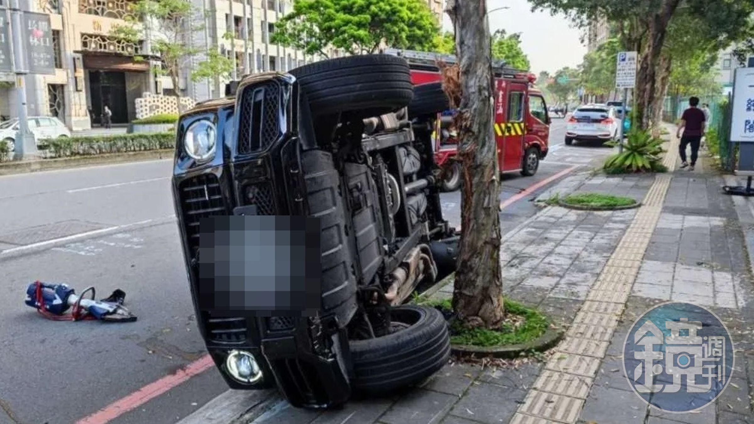 林口日前發生一起要價G63越野車遭撞翻意外，驚傳是「黑幫學霸」林京葵所有。（新北市消防局提供）