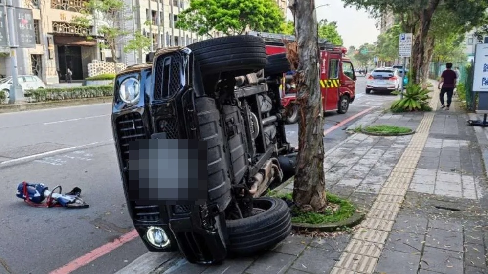 林口日前發生一起要價G63越野車遭撞翻意外，驚傳是「黑幫學霸」林京葵所有。（新北市消防局提供）