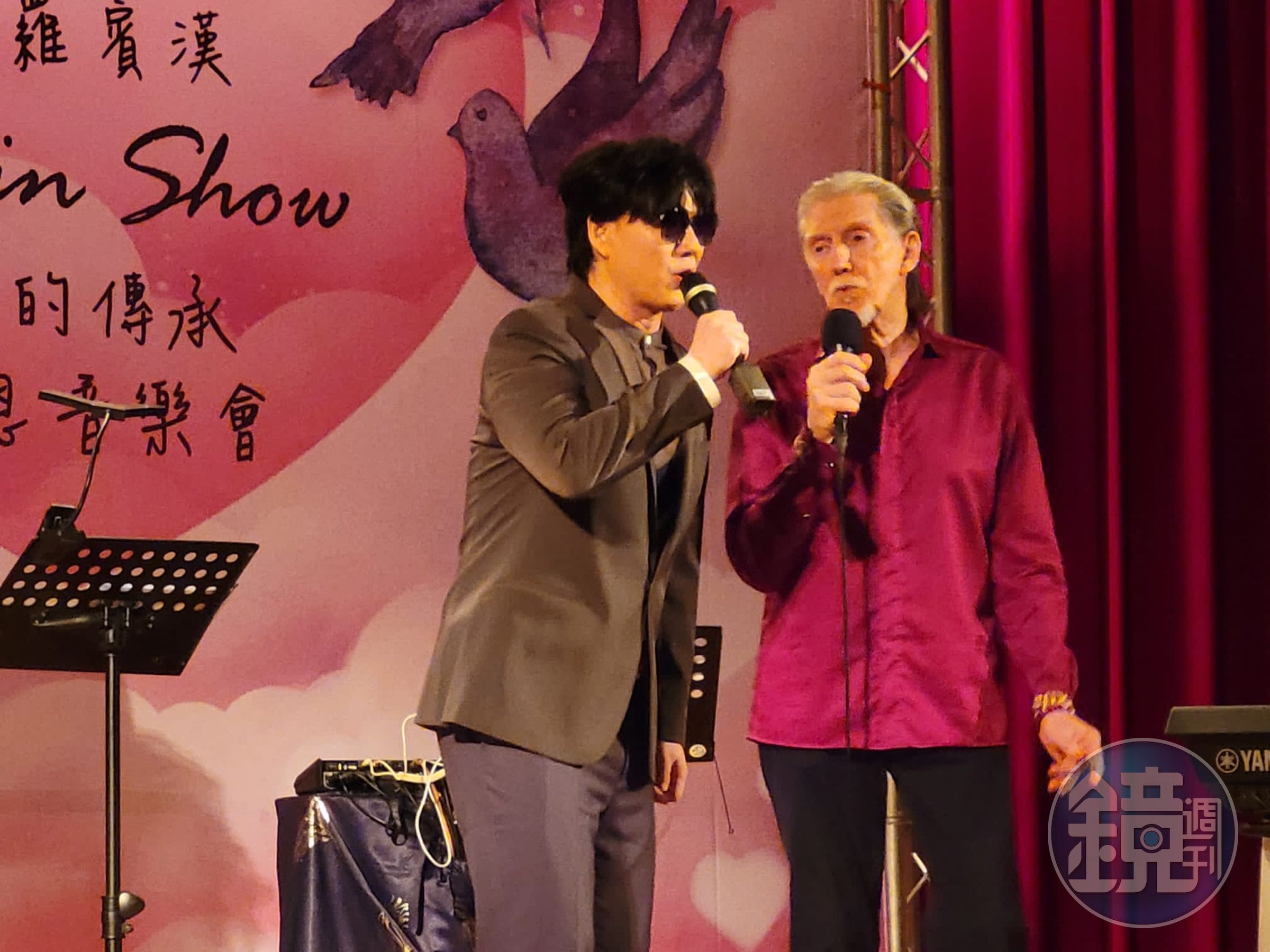 丁羅賓漢與嘉賓蕭煌奇同台合唱〈讓世界有愛〉。(愛的傳承感恩音樂會提供)