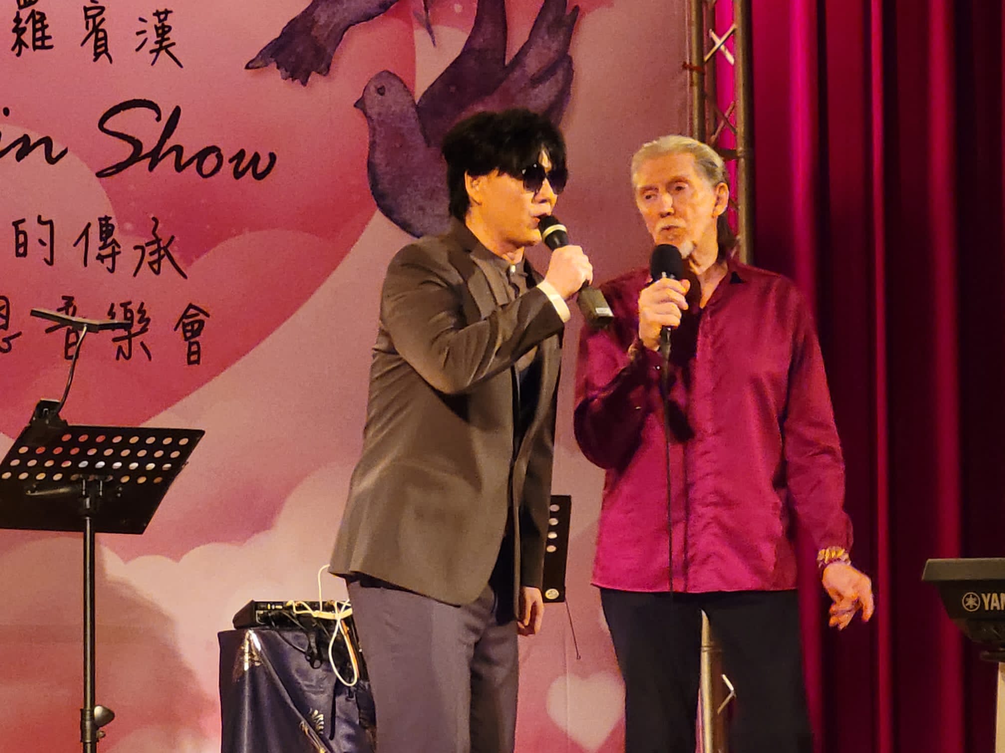 丁羅賓漢與嘉賓蕭煌奇同台合唱〈讓世界有愛〉。（愛的傳承感恩音樂會提供）