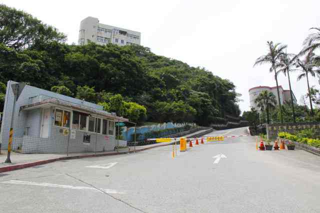 海大附中今年的畢業紀念冊，被學生發現封面上竟印有中國五星旗，引起爭議。（翻攝自海大附中官網）