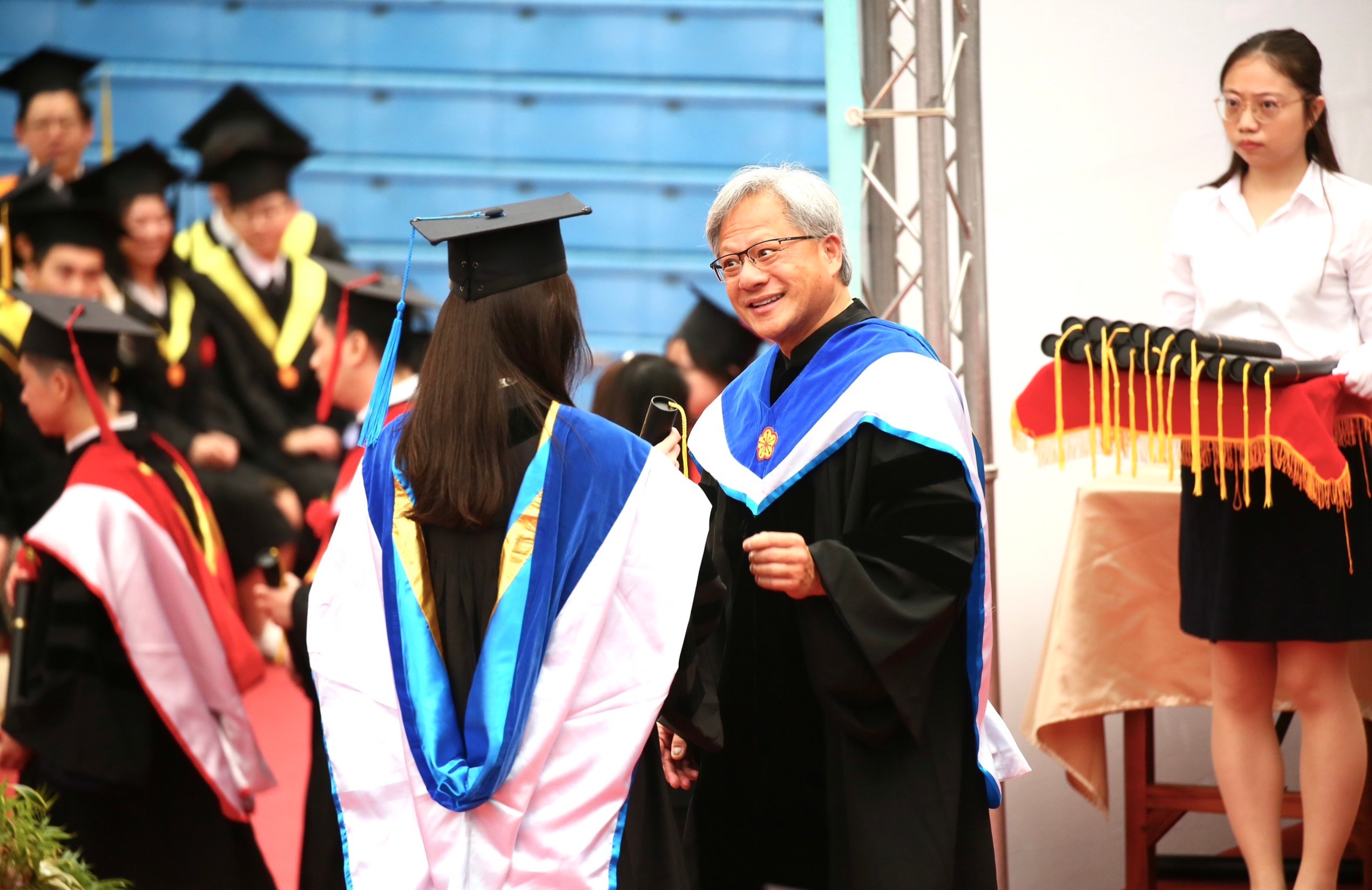 輝達執行長黃仁勳昨（27日）受邀到台大畢業典禮致詞。