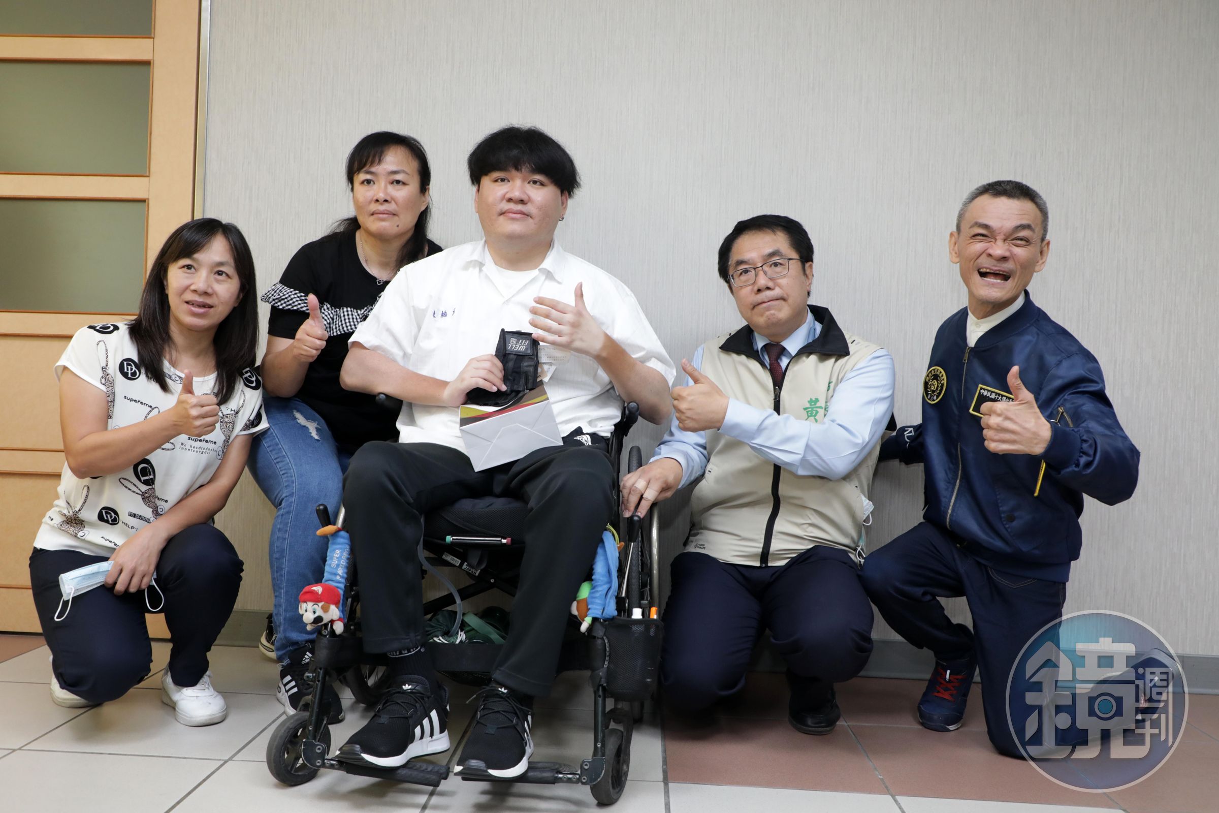 台南市長黃偉哲與獲獎同學相見歡，表彰他們的傑出表現。（台南市政府提供）