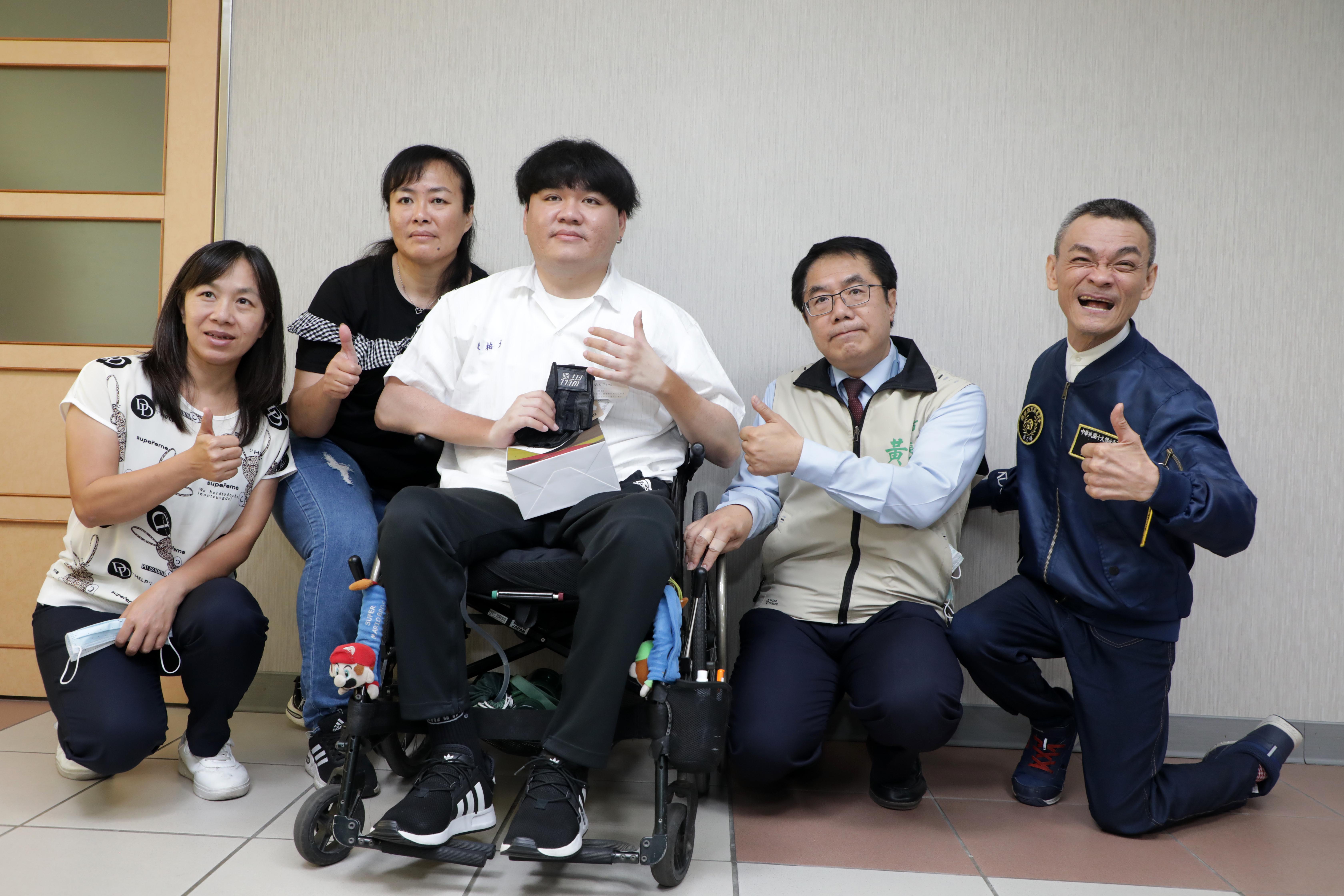 台南市長黃偉哲與獲獎同學相見歡，表彰他們的傑出表現。（台南市政府提供）