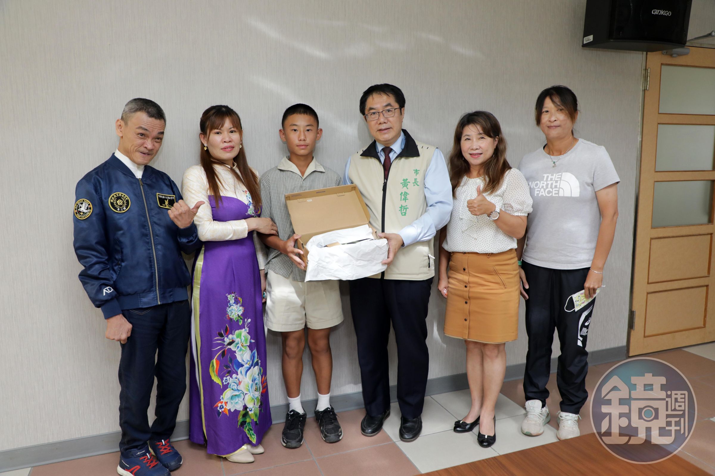 為了表彰不向命運低頭的學子，台南市去分批逐年對歷屆獲獎者追蹤訪視至成年為止，瞭解並關懷獲獎者的就學及發展情形。（台南市政府提供）