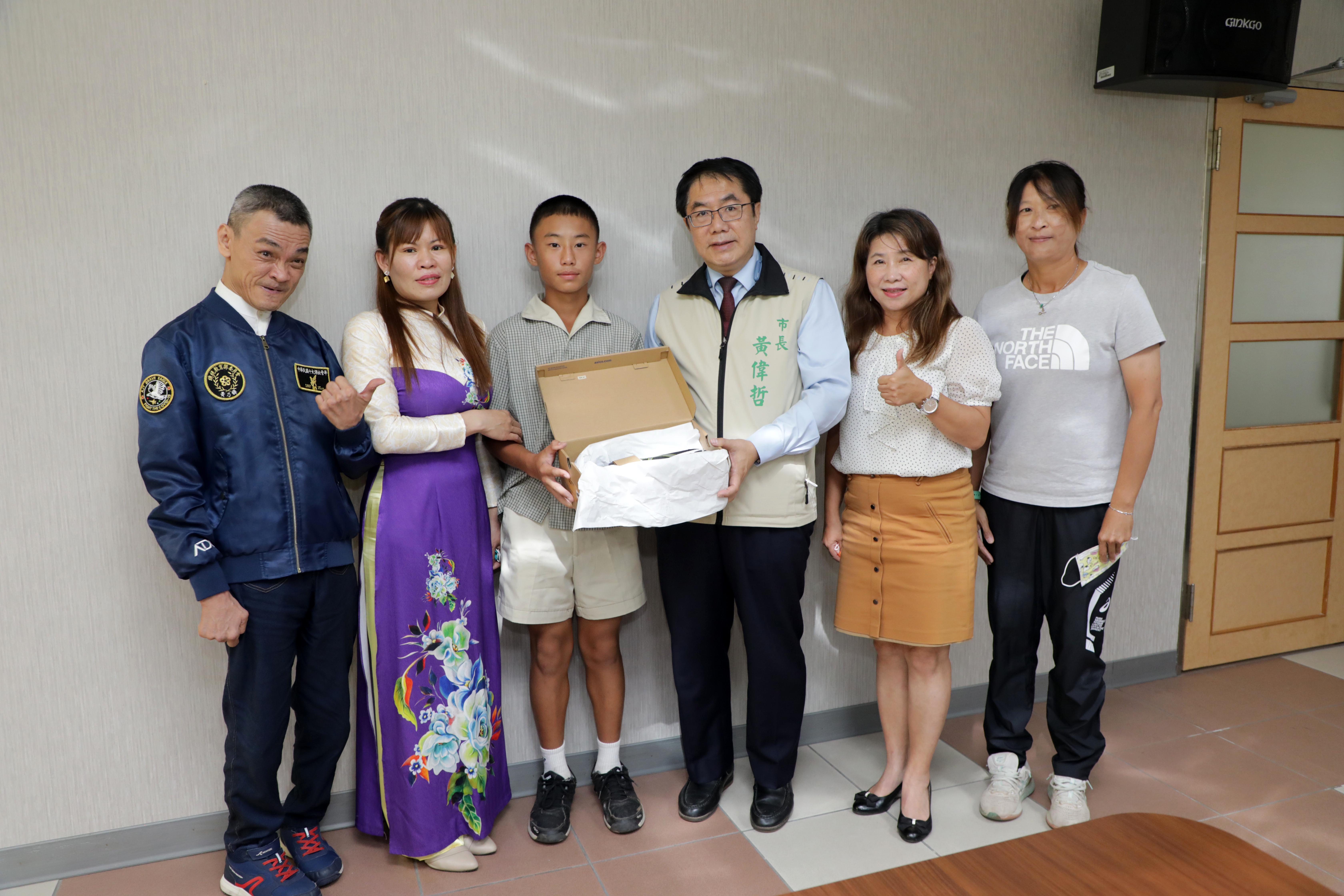 為了表彰不向命運低頭的學子，台南市去分批逐年對歷屆獲獎者追蹤訪視至成年為止，瞭解並關懷獲獎者的就學及發展情形。（台南市政府提供）