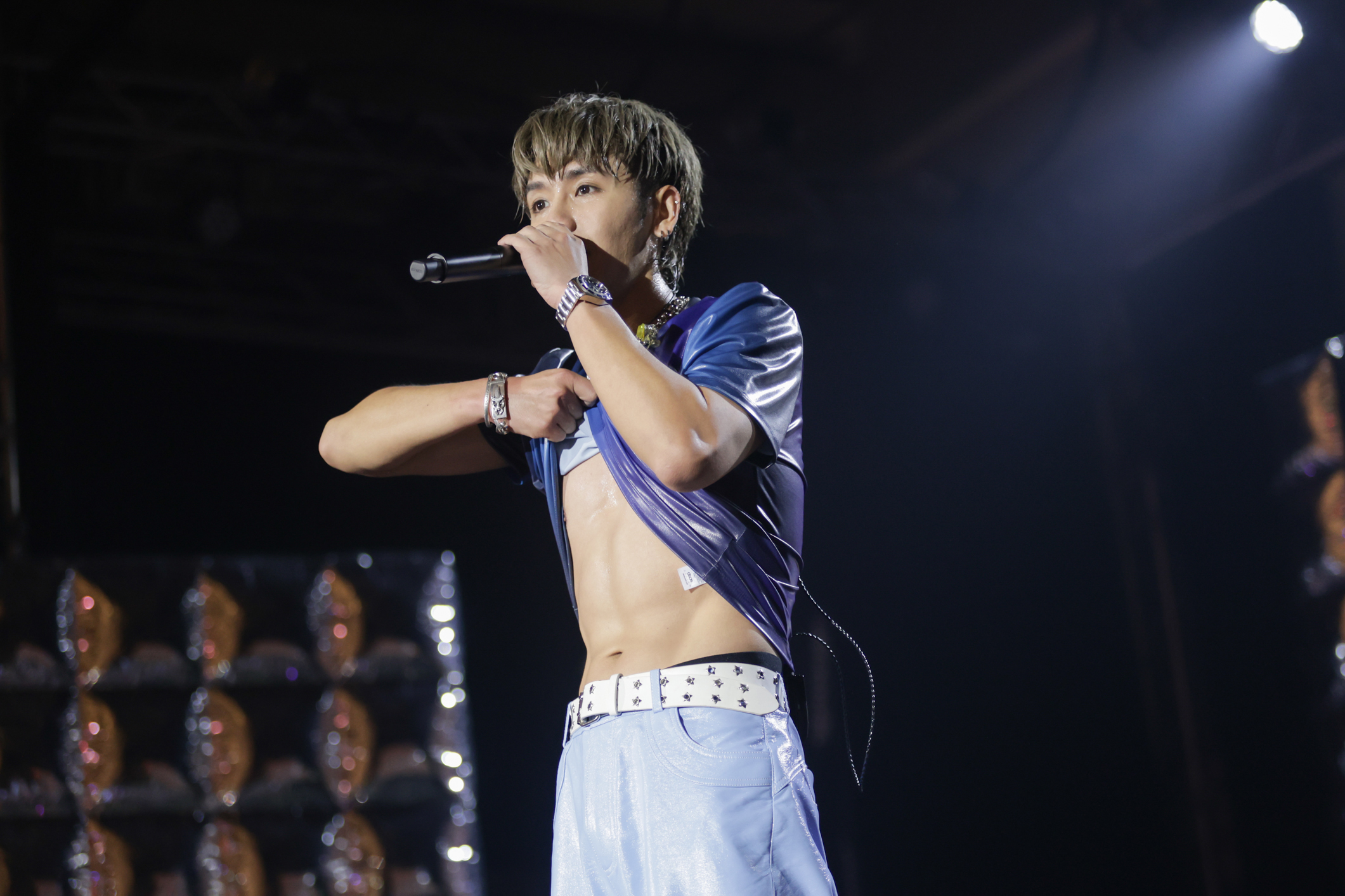 鼓鼓台中新歌演唱會熱力四射，大方放送腹肌。（相信音樂提供）