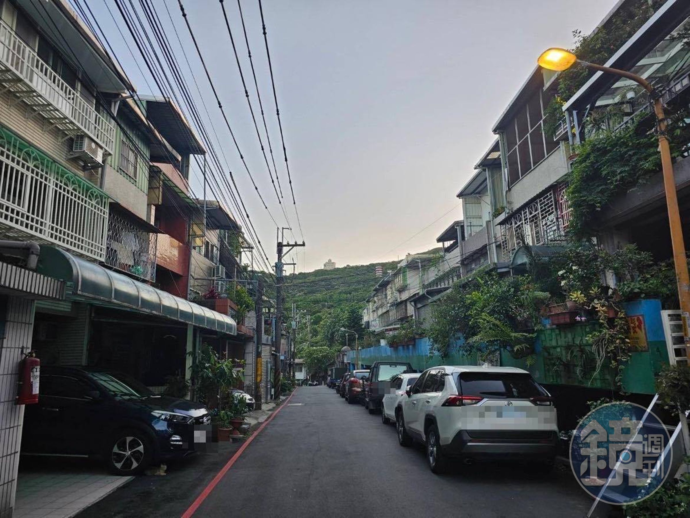 新北市樹林區某處民宅內傳出惡臭，警方破門發現一對母子已陳屍多日。（翻攝自畫面）
