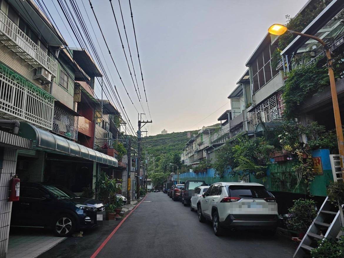 新北市樹林區某處民宅內傳出惡臭，警方破門發現一對母子已陳屍多日。（翻攝自畫面）