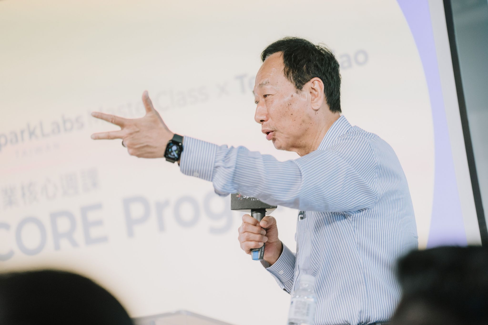 郭台銘與科技新創團見面聊創業。（翻攝郭台銘臉書）