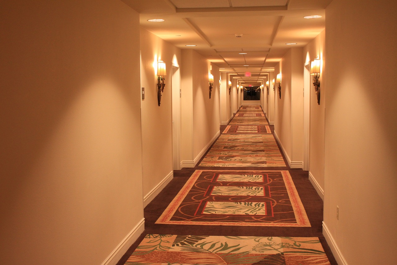 網友分享親子旅行住飯店，聽到走廊「嗯嗯啊啊」讓他好尷尬。（示意圖，Pixabay）