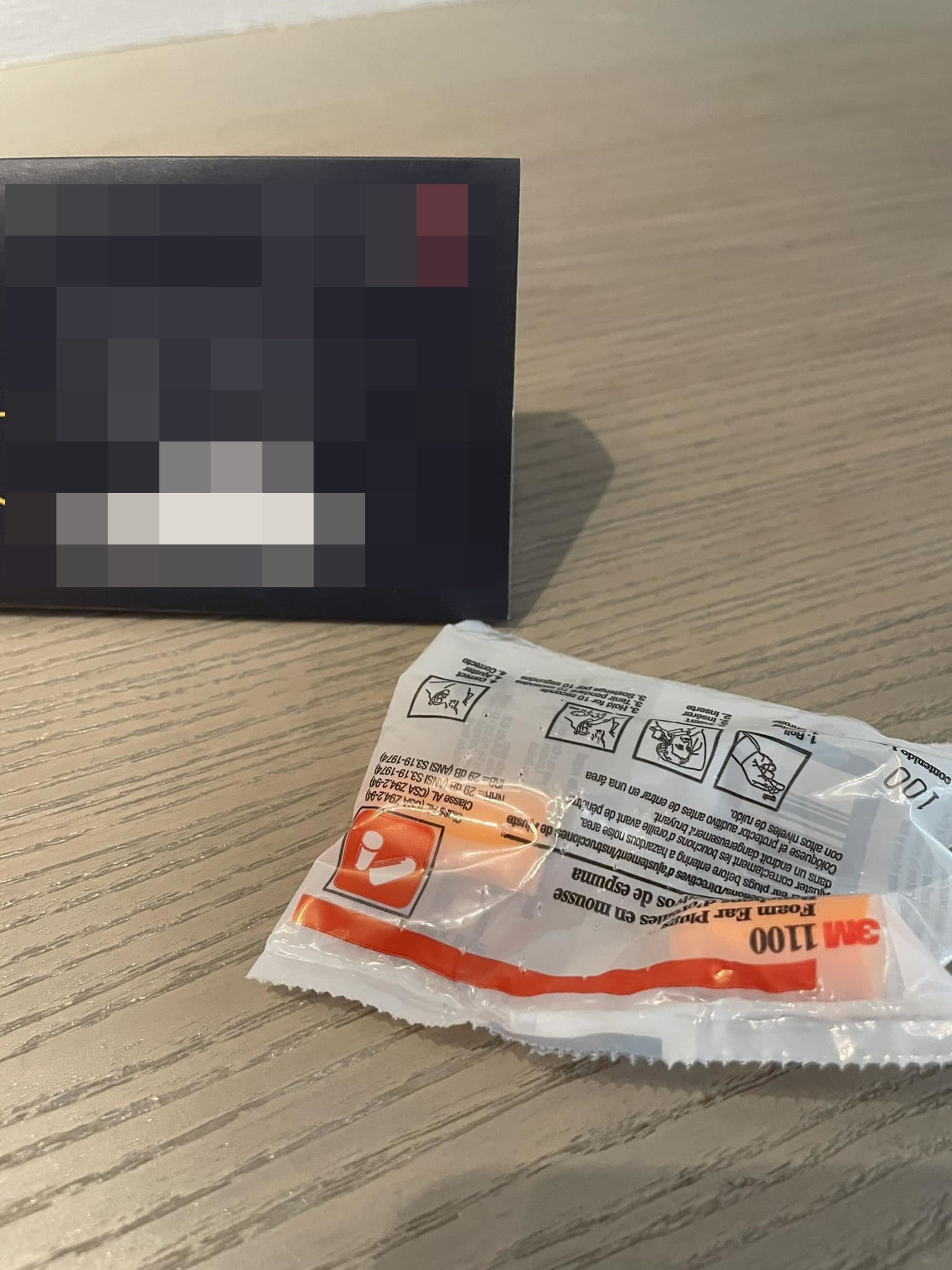 網友認為飯店主動提供耳塞，表示明明知道這個問題卻鴕鳥心態不改善。（翻攝自臉書社團好想住飯店 好康.踩雷不藏私）