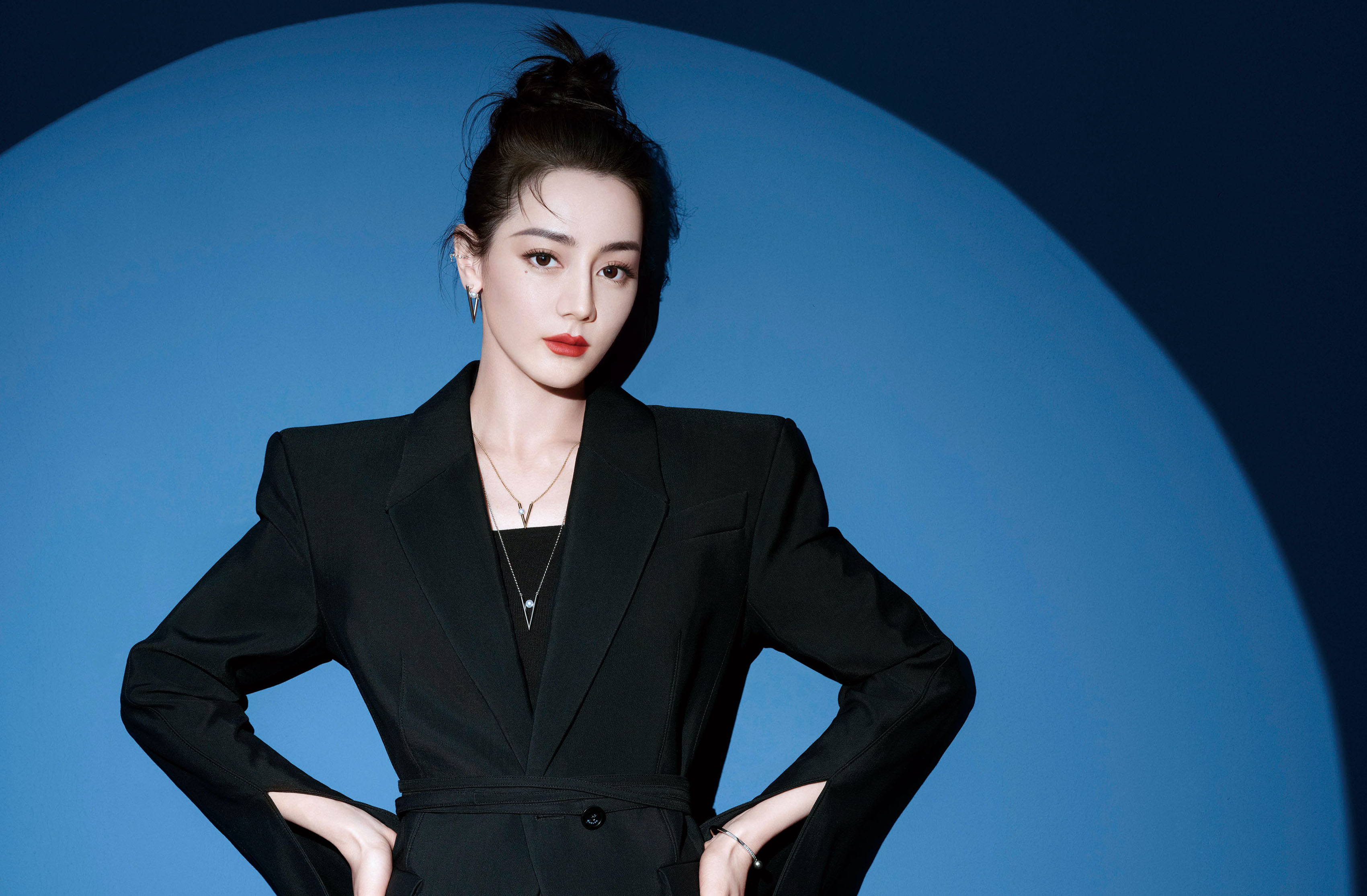 MIKIMOTO找來全球代言人迪麗熱巴示範V Code系列珠寶。（MIKIMOTO提供）