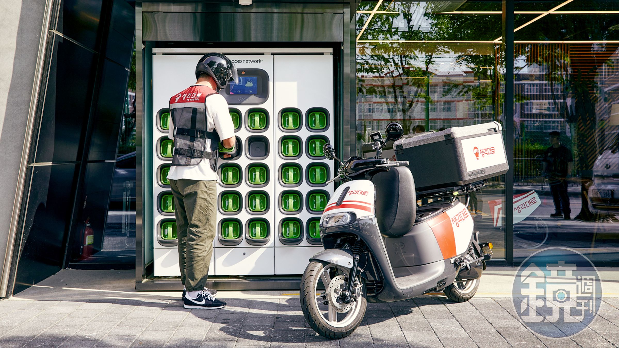 2019 年起，Gogoro 攜手 Bikebank，率先於首爾美食外送業務導入 Gogoro 智慧電動機車與電池交換系統。此次雙方再度強強聯手，將電池交換網路拓展至首爾之外的七大城市。