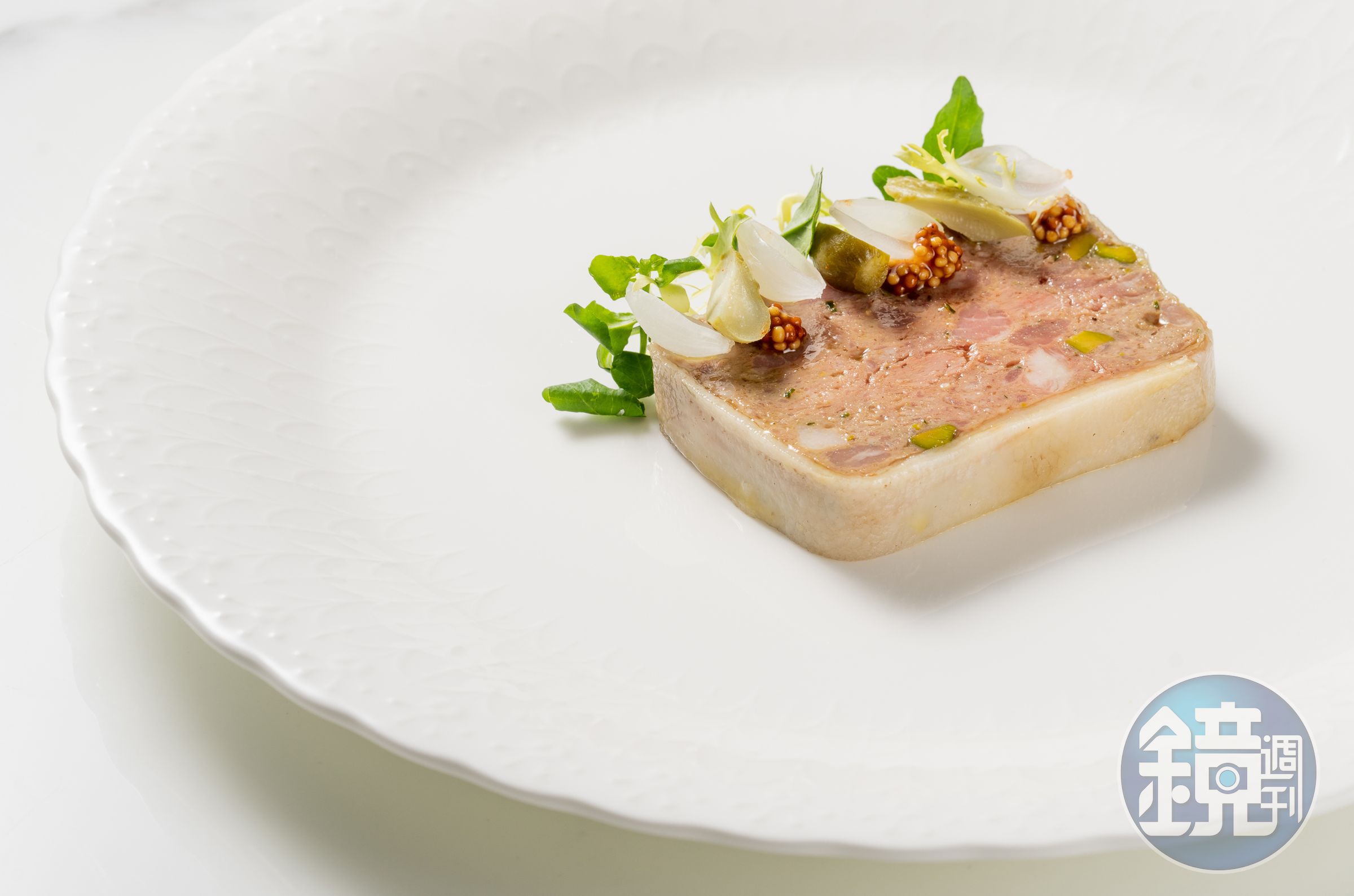 「鄉村手切豬肉派」以法國傳統肉凍派（Terrine）為概念製作，以豬肝、雞肝與西班牙伊比利鹽漬豬五花等經兩天低溫熟成，揉合了肝臟肉脂香醇。（MiraWan Eatery提供）