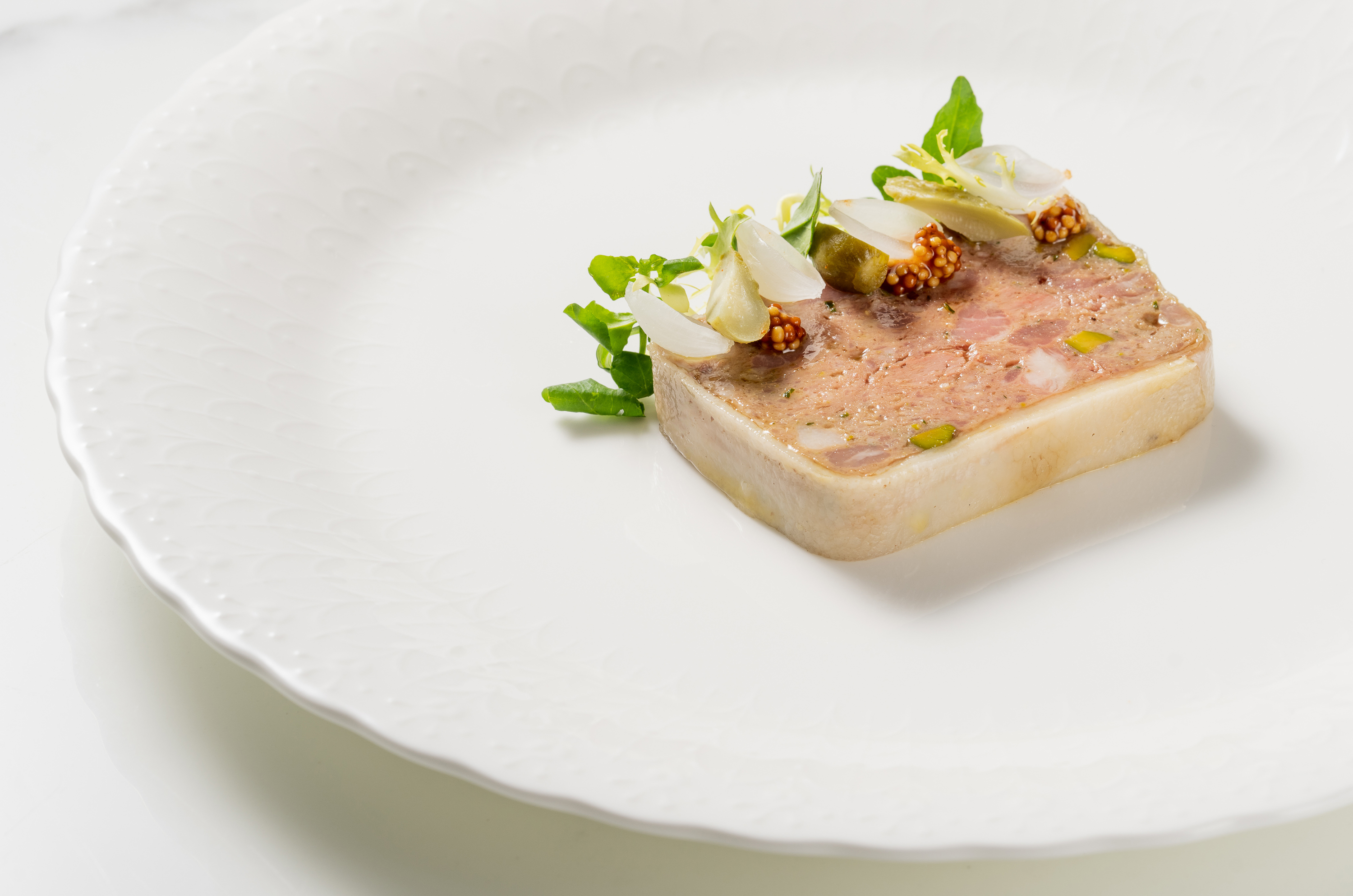 「鄉村手切豬肉派」以法國傳統肉凍派（Terrine）為概念製作，以豬肝、雞肝與西班牙伊比利鹽漬豬五花等經兩天低溫熟成，揉合了肝臟肉脂香醇。（MiraWan Eatery提供）