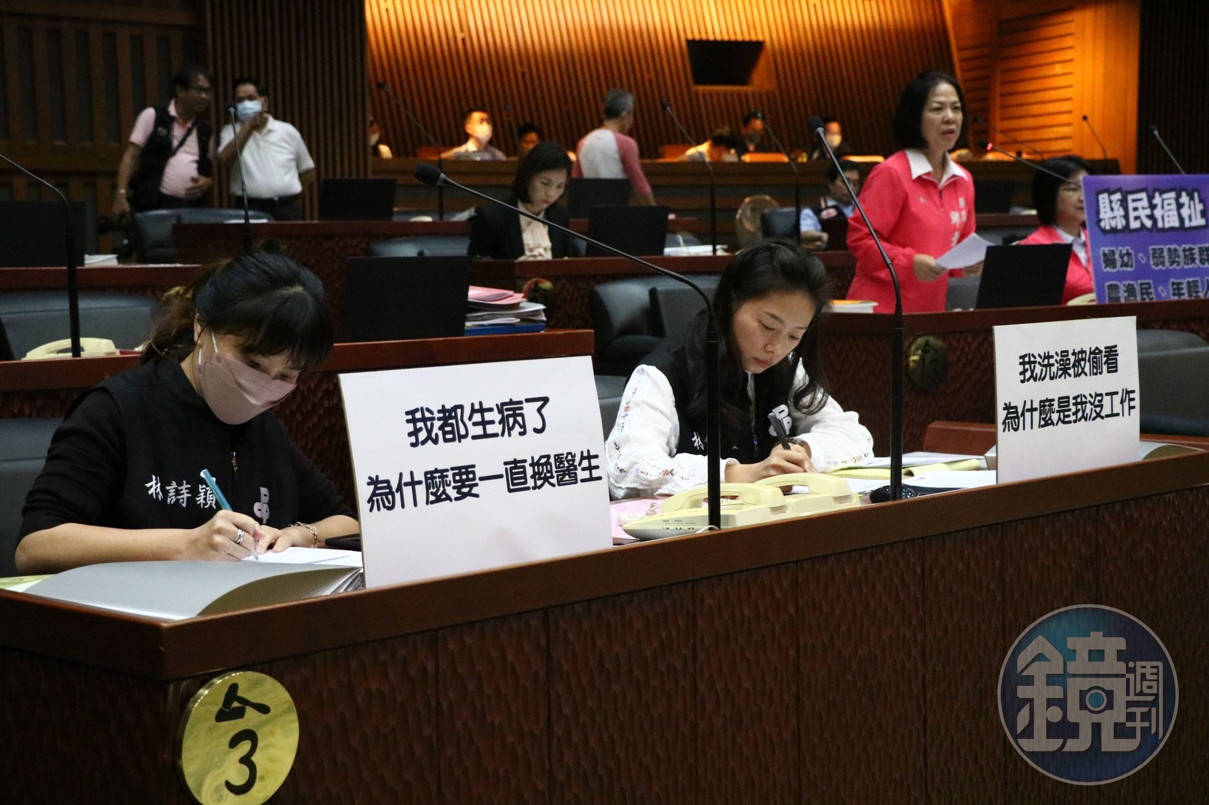 民進黨縣議員林佩螢、林詩穎25日於議場放桌卡聲援彭姓女消防員，卻遭黃浴沂要求撤下、咆哮。（翻攝自臉書＠林佩螢 冬山鄉縣議員）