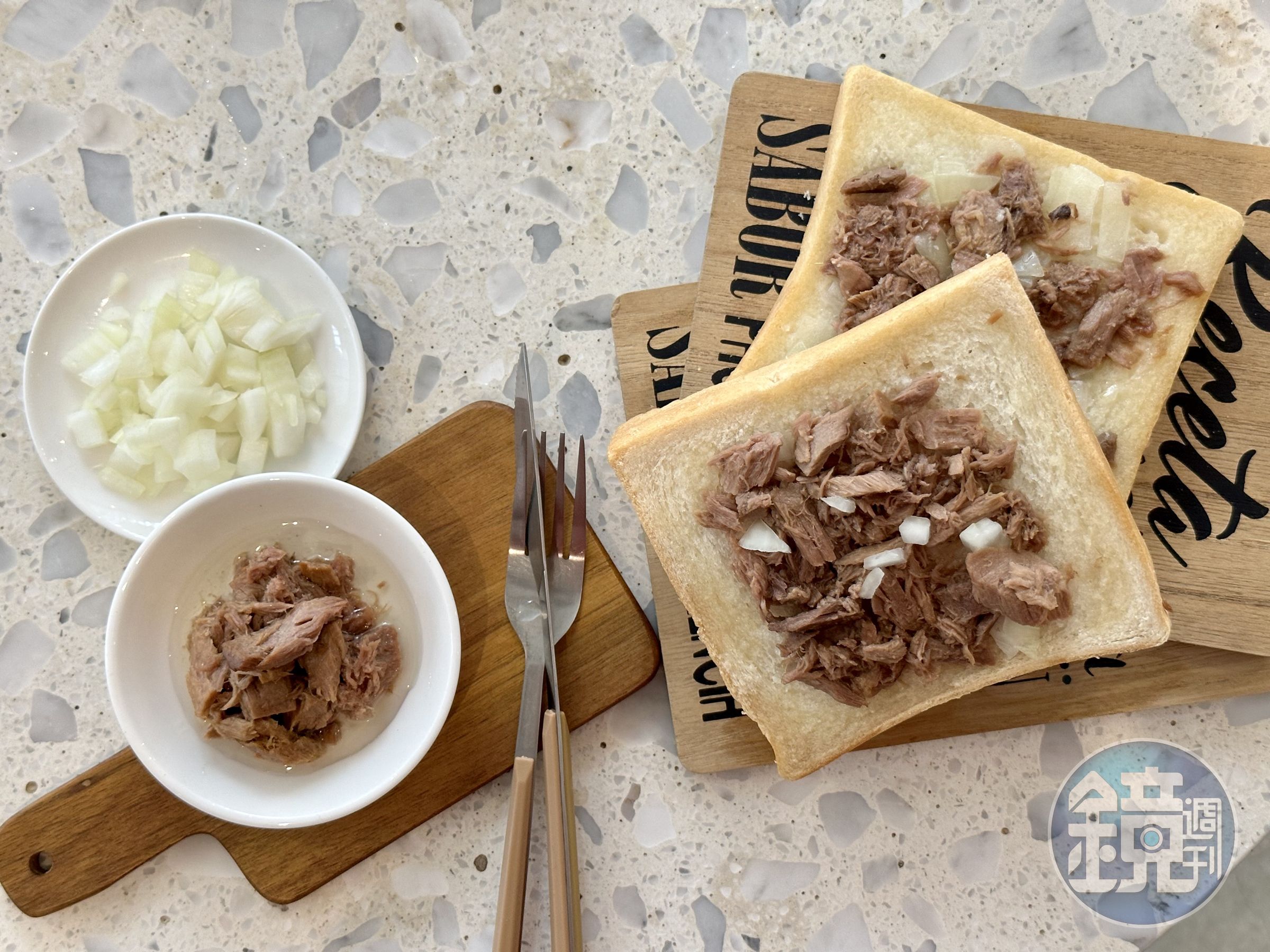 「蘇澳黑鮪魚生吐司厚片」以蘇澳漁船捕撈的黑鮪魚製作，魚味濃郁新鮮，還有洋蔥、黑胡椒的辛香。（75元／片）