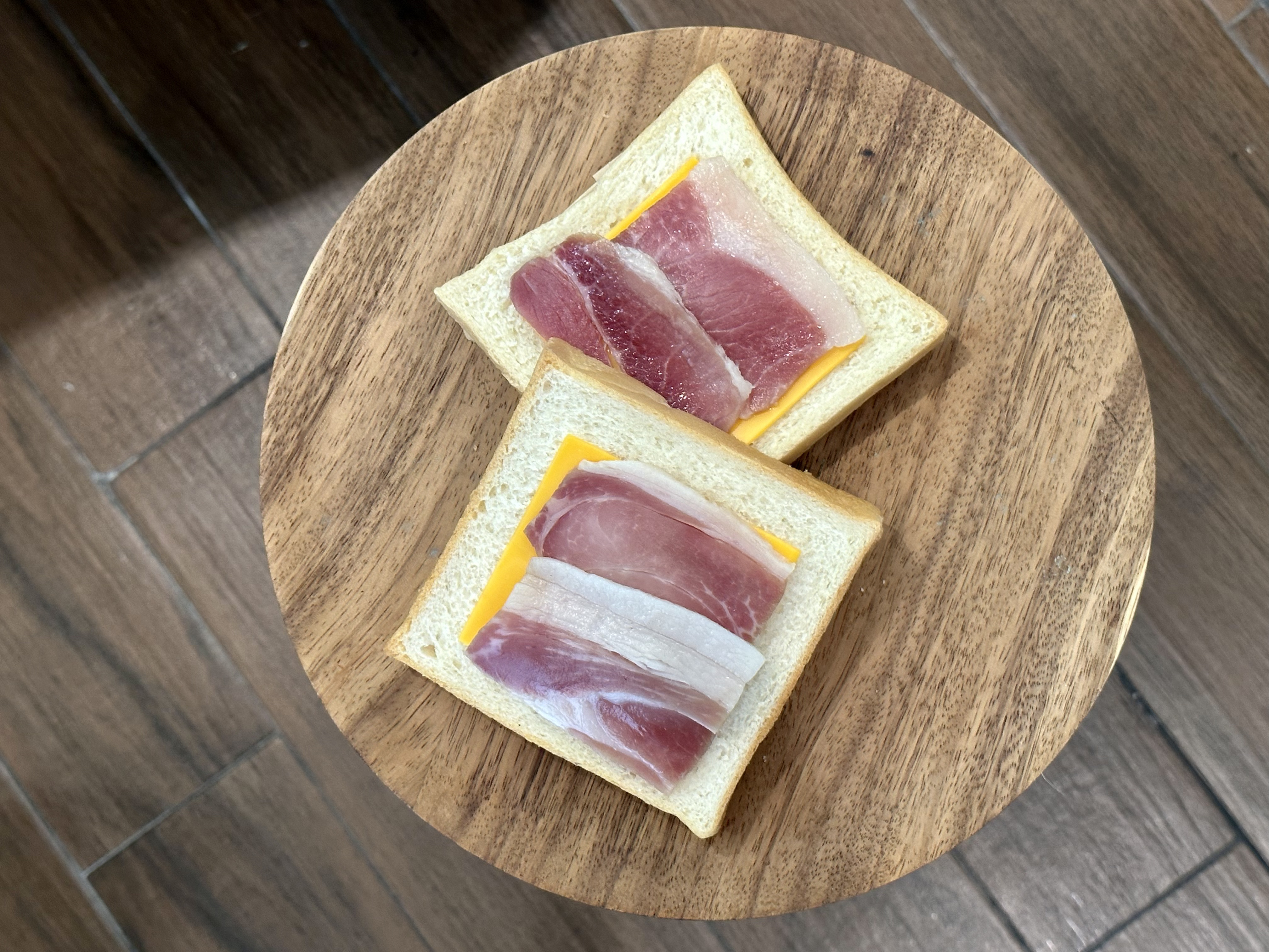 「金華火腿生吐司厚片」選用老店「萬有全」的火腿肉,甜甜鹹鹹的滋味,像在吃湘菜富貴雙方。(75元/片)