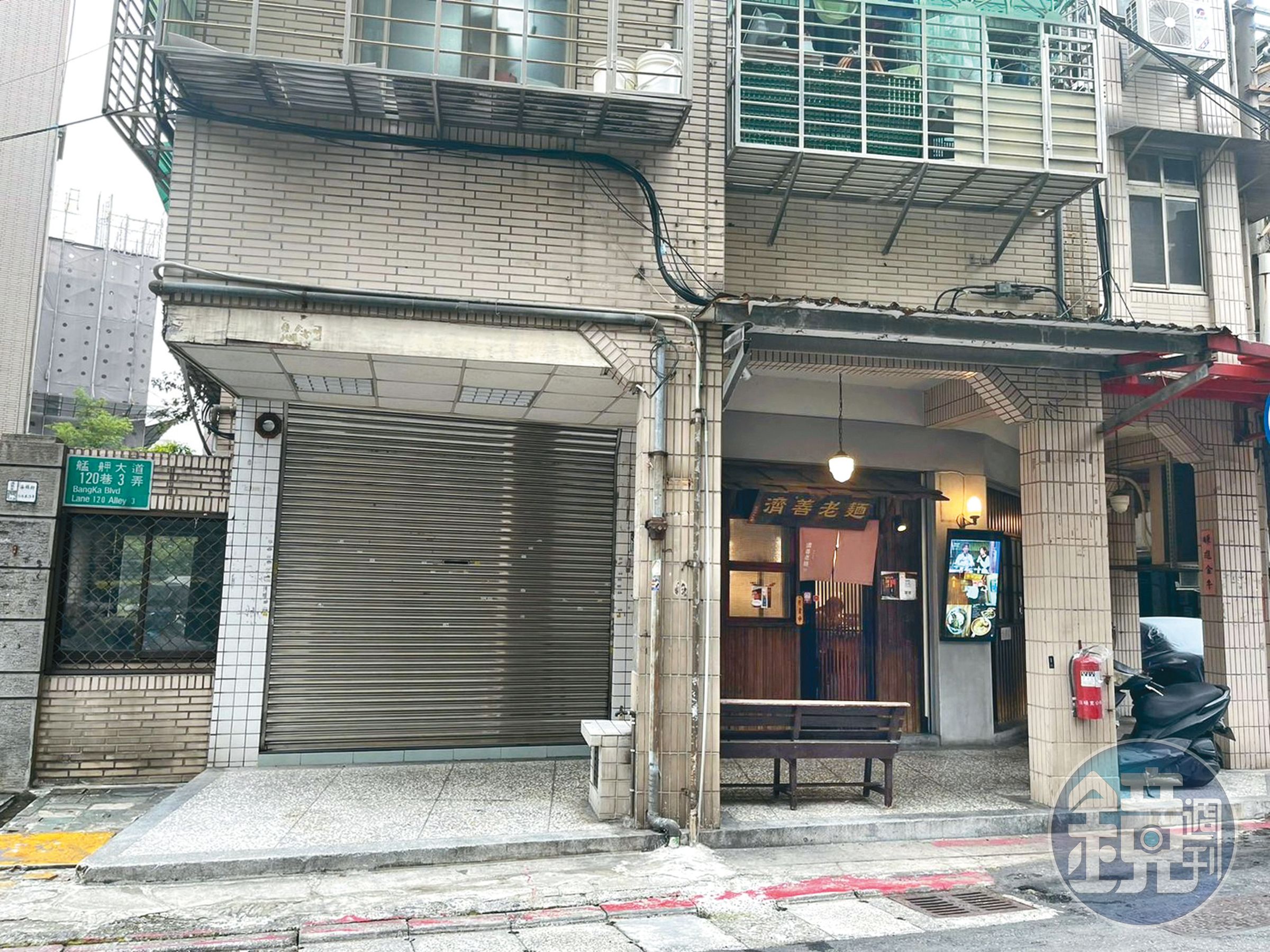 余文樂開保時捷到北市萬華巷弄內麵館覓食，足見他對台北已是熟門熟路。（讀者提供）