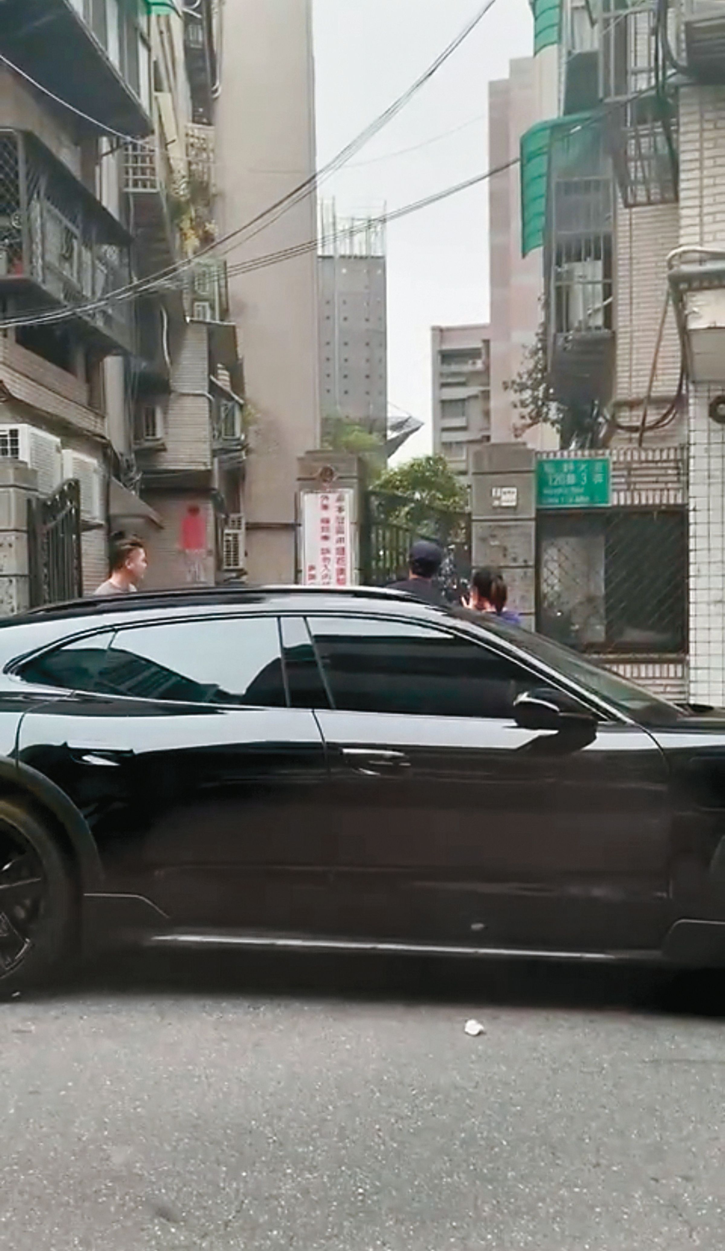 余文樂（左）火速上車後，被粉絲敲車窗要求合影，他也應聲下車配合。（讀者提供）