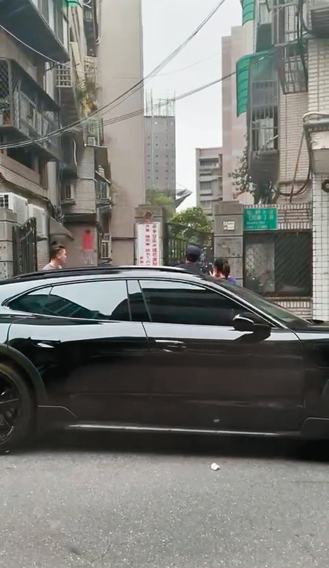 余文樂（左）火速上車後，被粉絲敲車窗要求合影，他也應聲下車配合。（讀者提供）