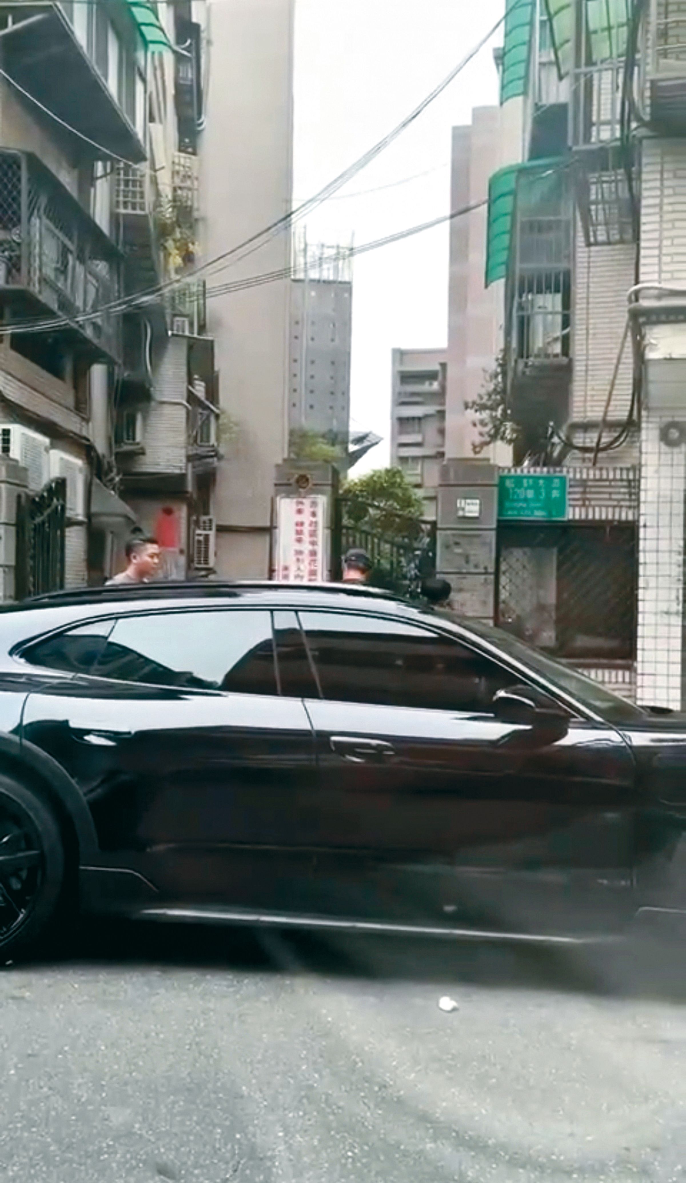 粉絲輪番拍合照，余文樂一一照辦，似乎沒有不耐煩。（讀者提供）