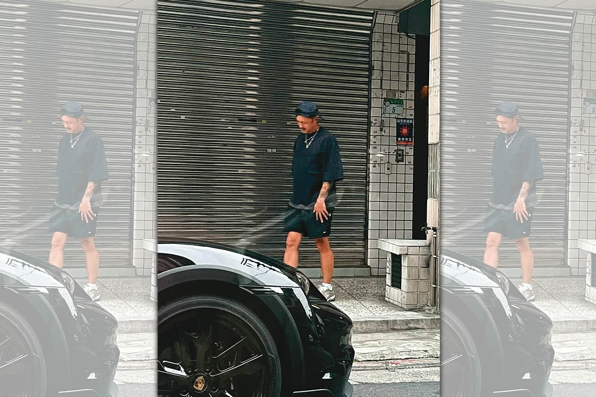 本刊讀者回報，5月24日中午12點多，余文樂現身北市萬華一家麵館，用完餐的他低頭走向黑色保時捷。（讀者提供）