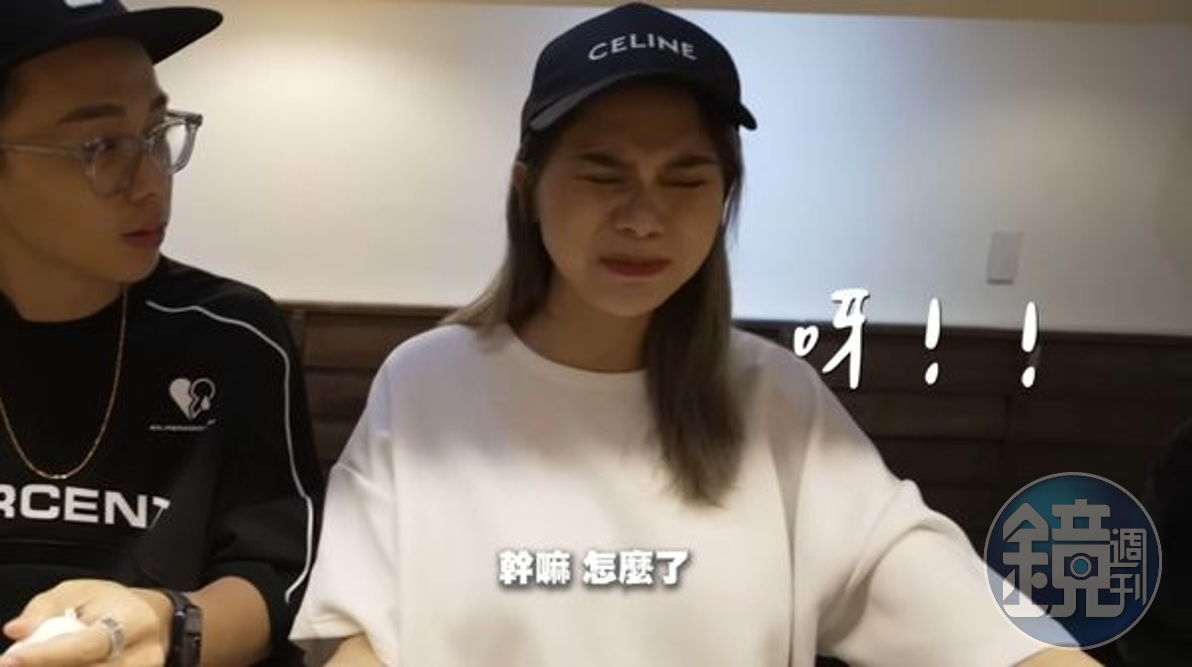 蕾菈品嘗大王具足蟲拉麵。（翻攝自反骨男孩YouTube）