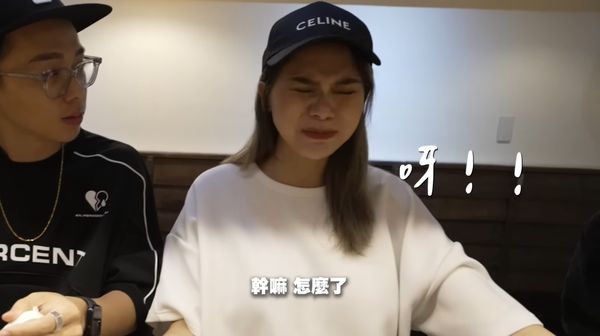 蕾菈品嘗大王具足蟲拉麵。（翻攝自反骨男孩YouTube）