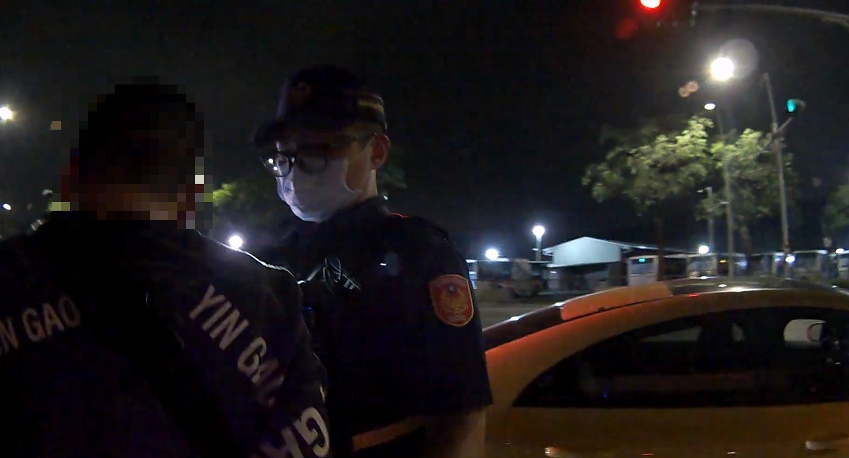 警方盤查發出巨大聲響的賓士車，查獲乘客黃姓男子為通緝犯。（翻攝畫面）