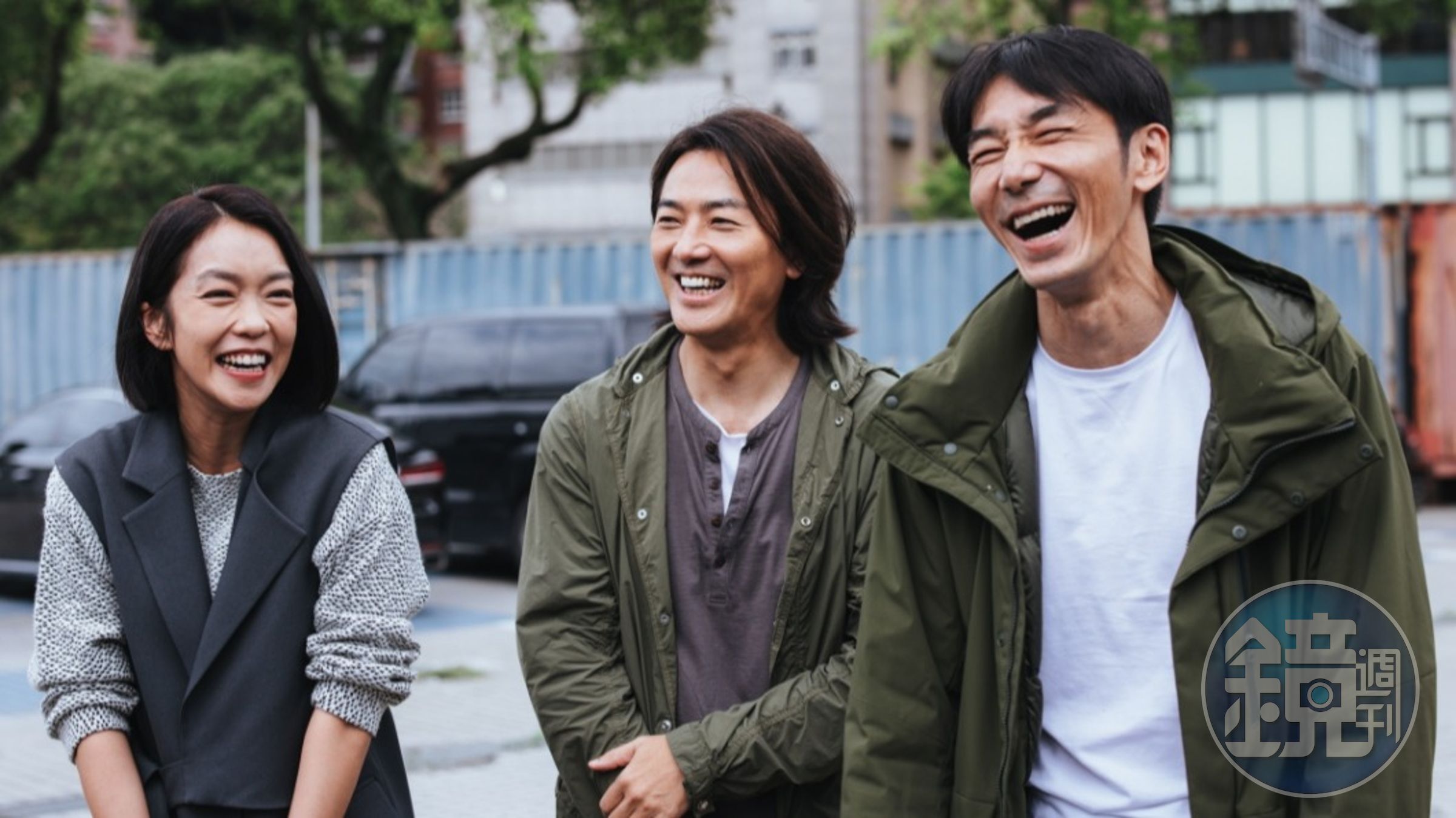 鄭伊健(中)去年5月來台拍攝懸疑推理原創影集《百萬人推理》。(翻攝自鄭伊健臉書)