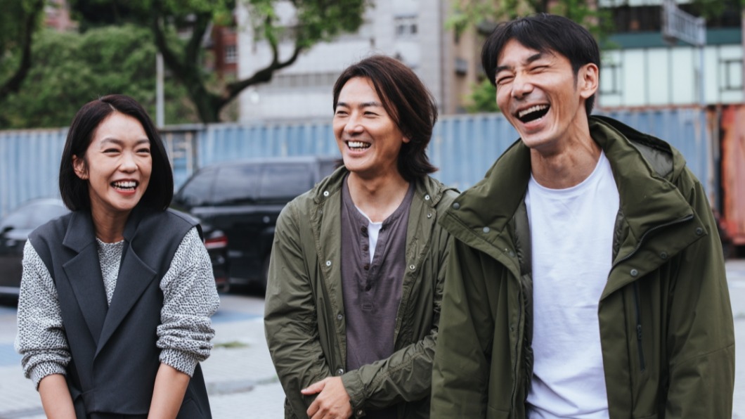 鄭伊健（中）去年5月來台拍攝懸疑推理原創影集《百萬人推理》。（翻攝自鄭伊健臉書）