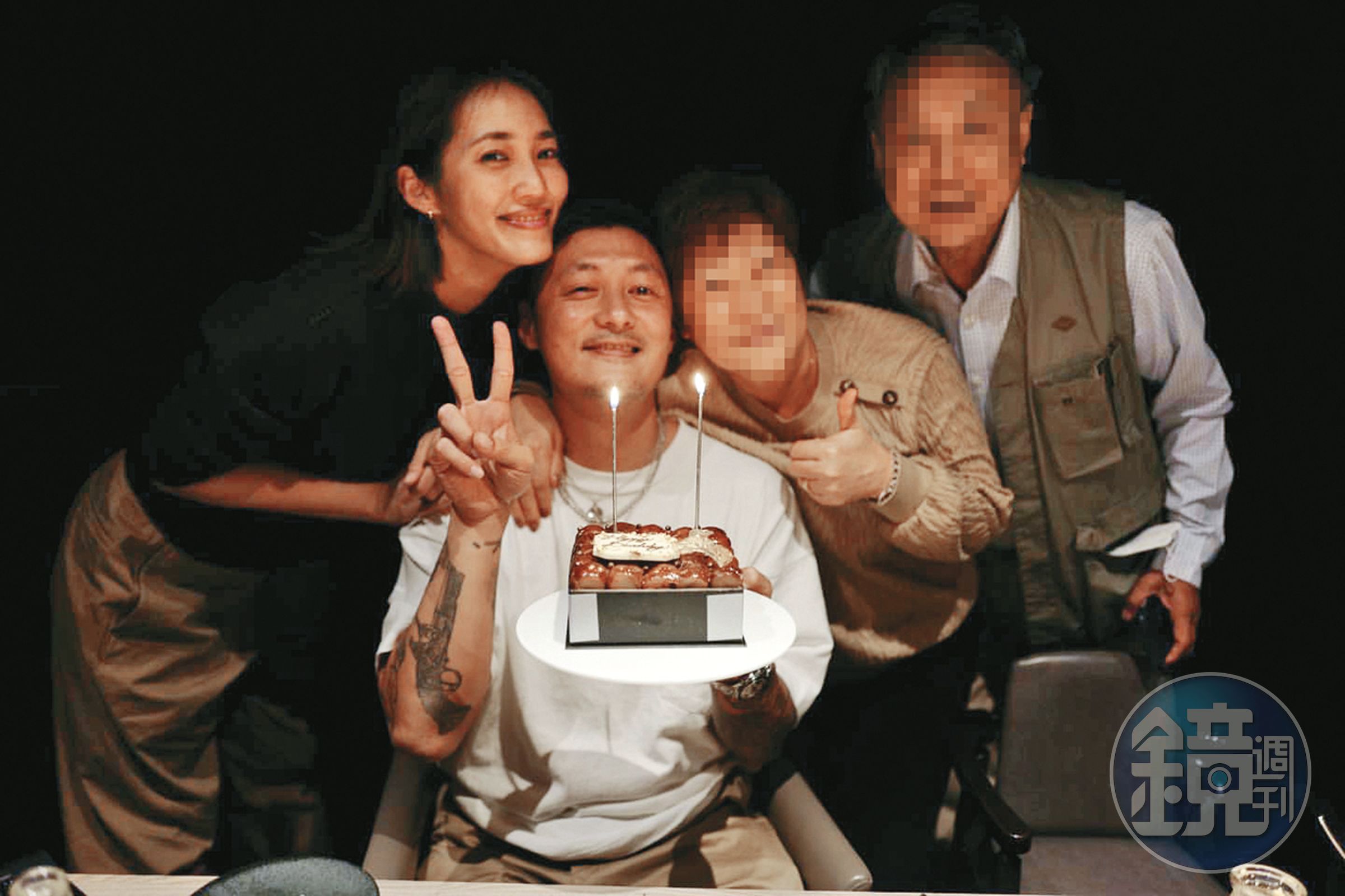 余文樂（左二）去年底過41歲生日，和妻子、岳父母開心慶祝。（翻攝自余文樂IG）