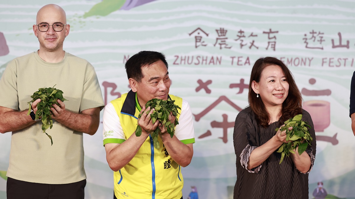 開幕儀式由本次茶道節大使吳鳳與貴賓一同體驗揉茶的過程。