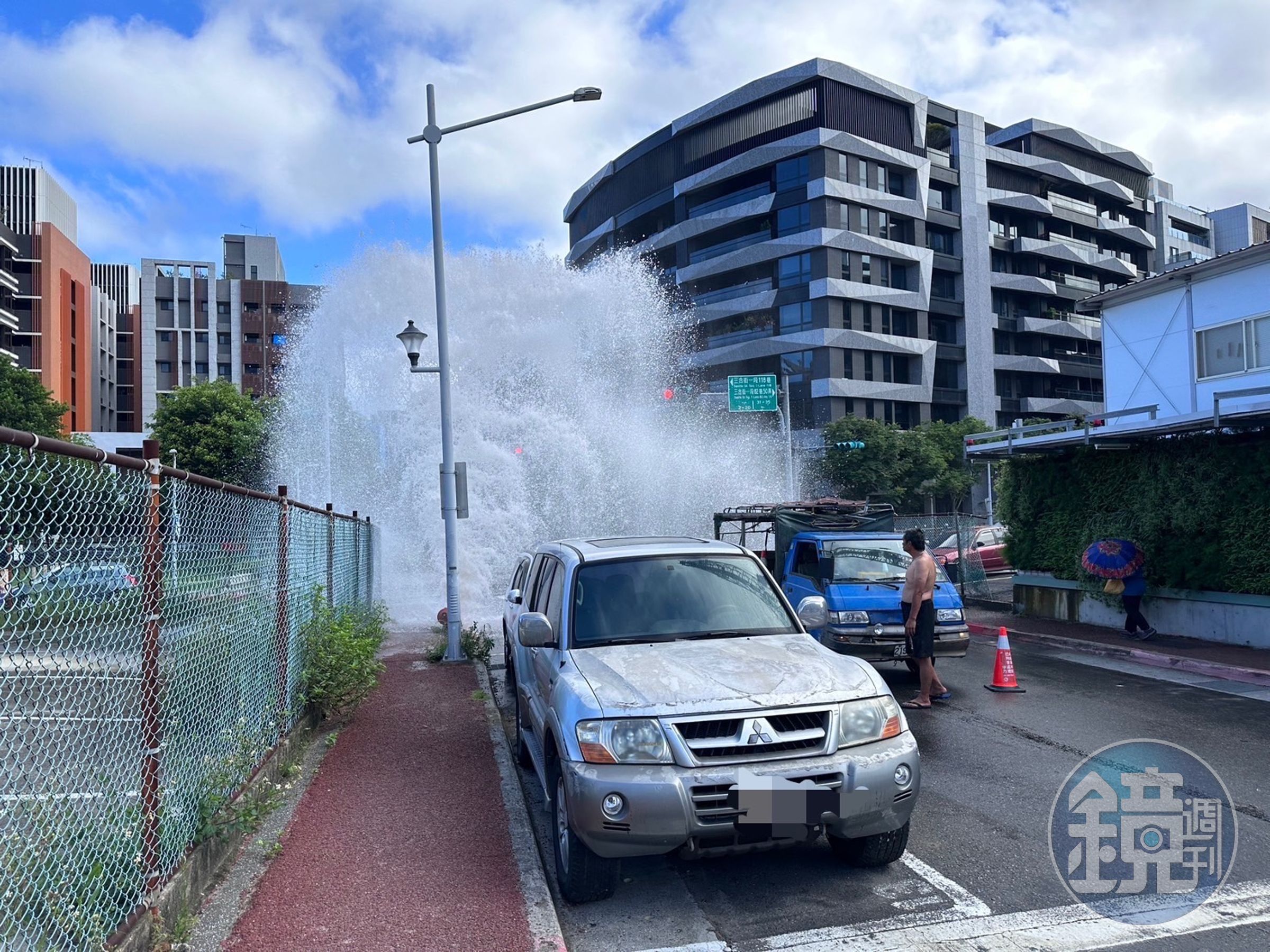 路邊消防栓被撞斷,現場水柱像噴泉般不斷狂洩水。(翻攝畫面)