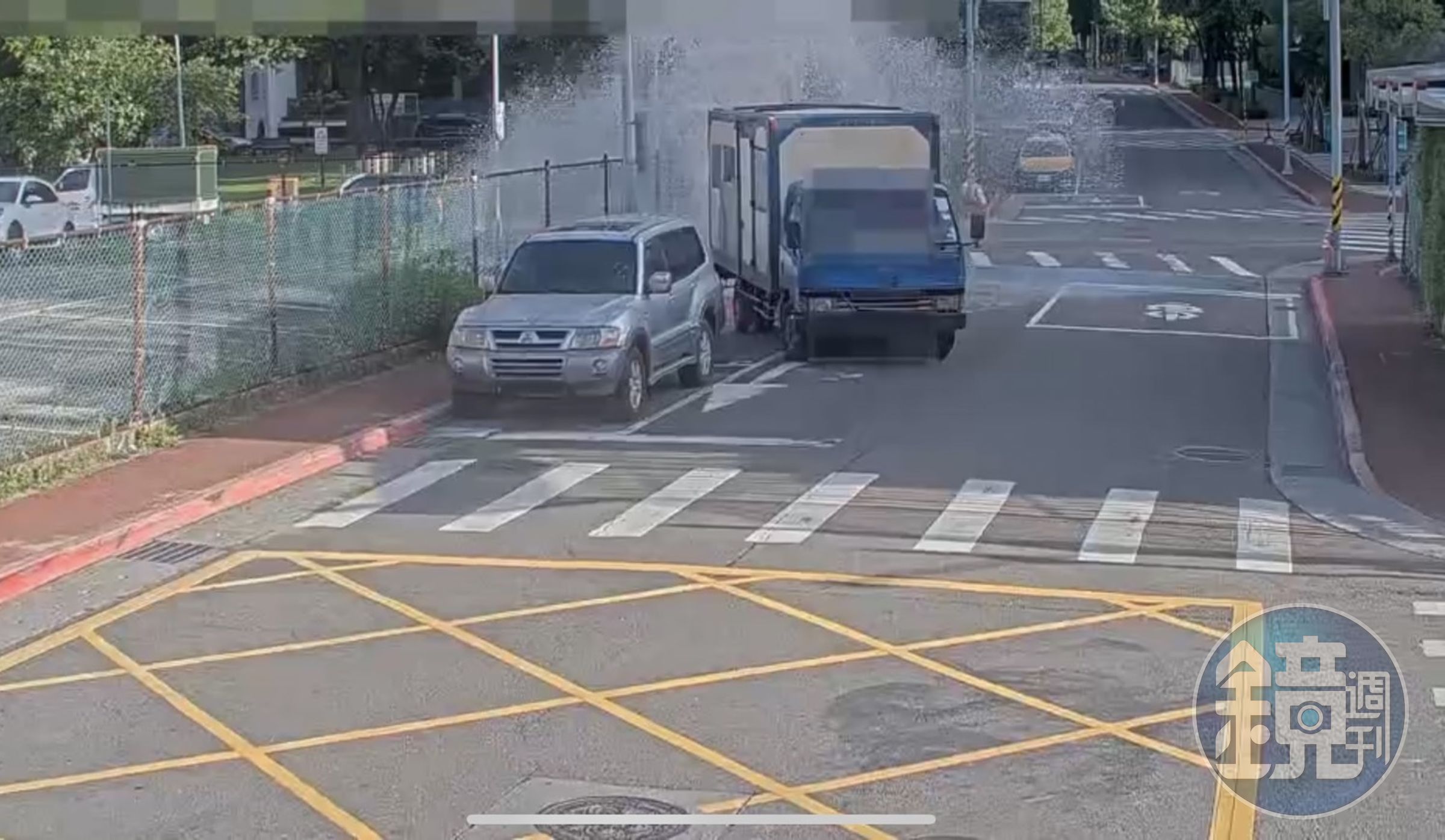 警方調閱監視器發現貨車司機倒車時撞斷消防栓,肇事逃逸。(翻攝畫面)