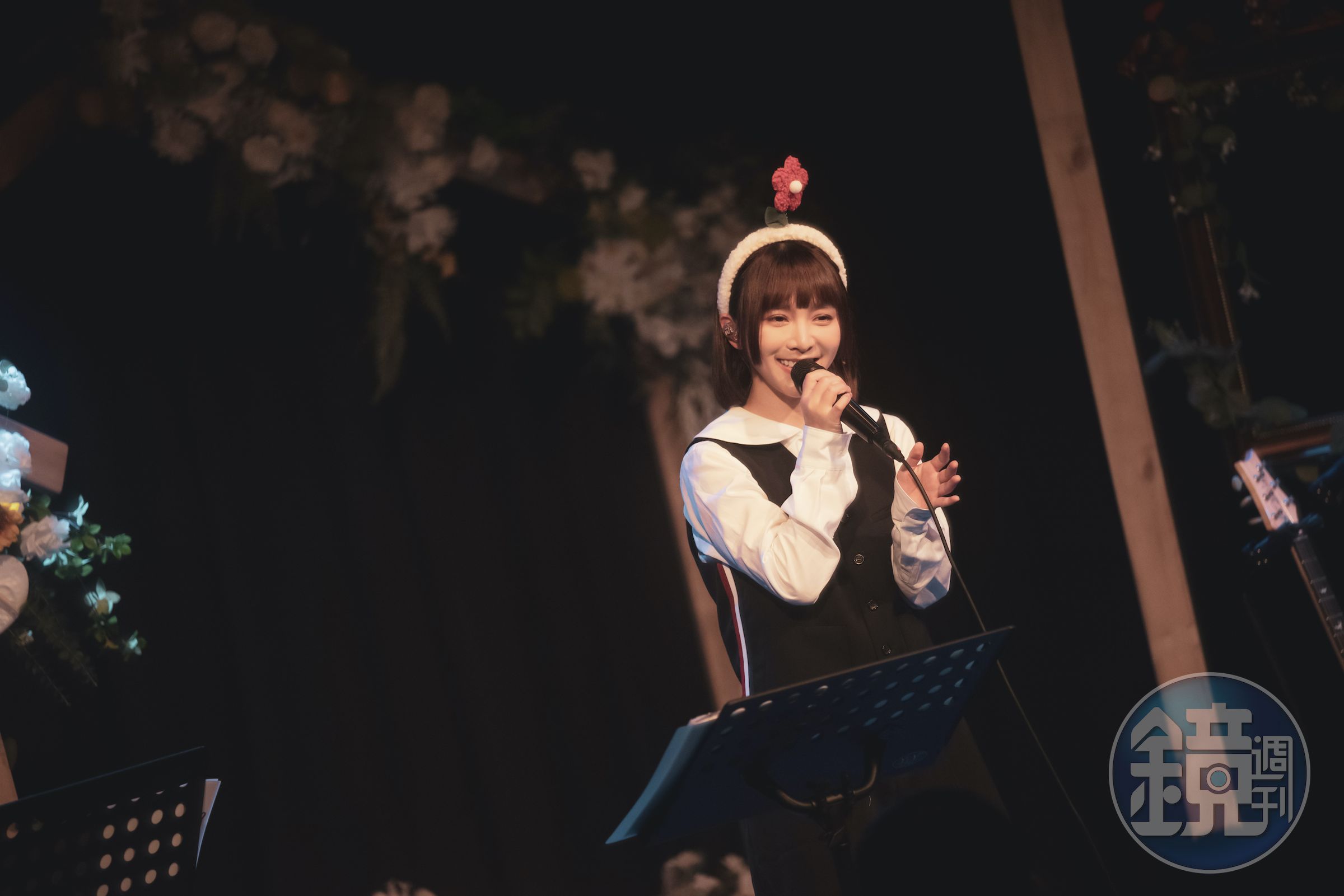 溫妮身穿學院風襯衫與吊帶短褲演唱〈我〉。（溫妮工作室提供）