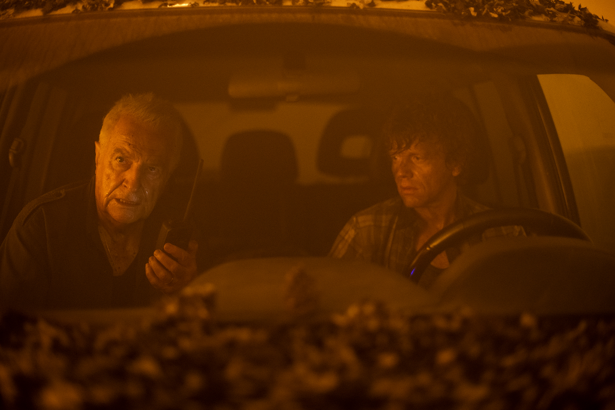 艾歷克斯魯茲（右）與安狄度索里亞（左）在《烈火浩劫》飾演因森林大火、受困於車陣的父子，帶領觀眾目睹大地被火焰吞沒的恐懼。（采昌國際提供）