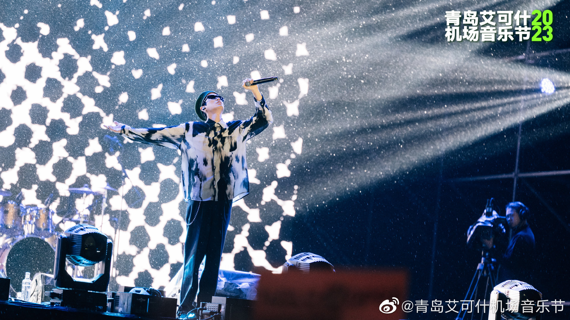 原訂40分鐘表演，Tablo僅演唱20分鐘就結束讓歌迷傻眼。（翻攝青島艾可什機場音樂節微博）