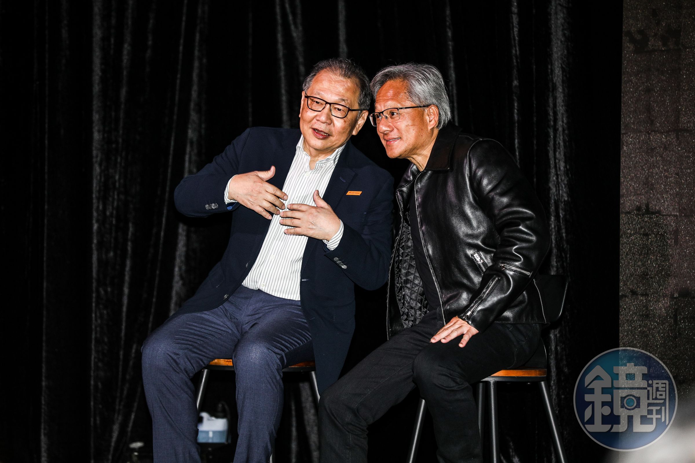 輝達(NVIDIA)執行長黃仁勳(右)驚喜現身聯發科記者會,與聯發科執行長蔡力行(左)同台,共同宣布合作計畫。