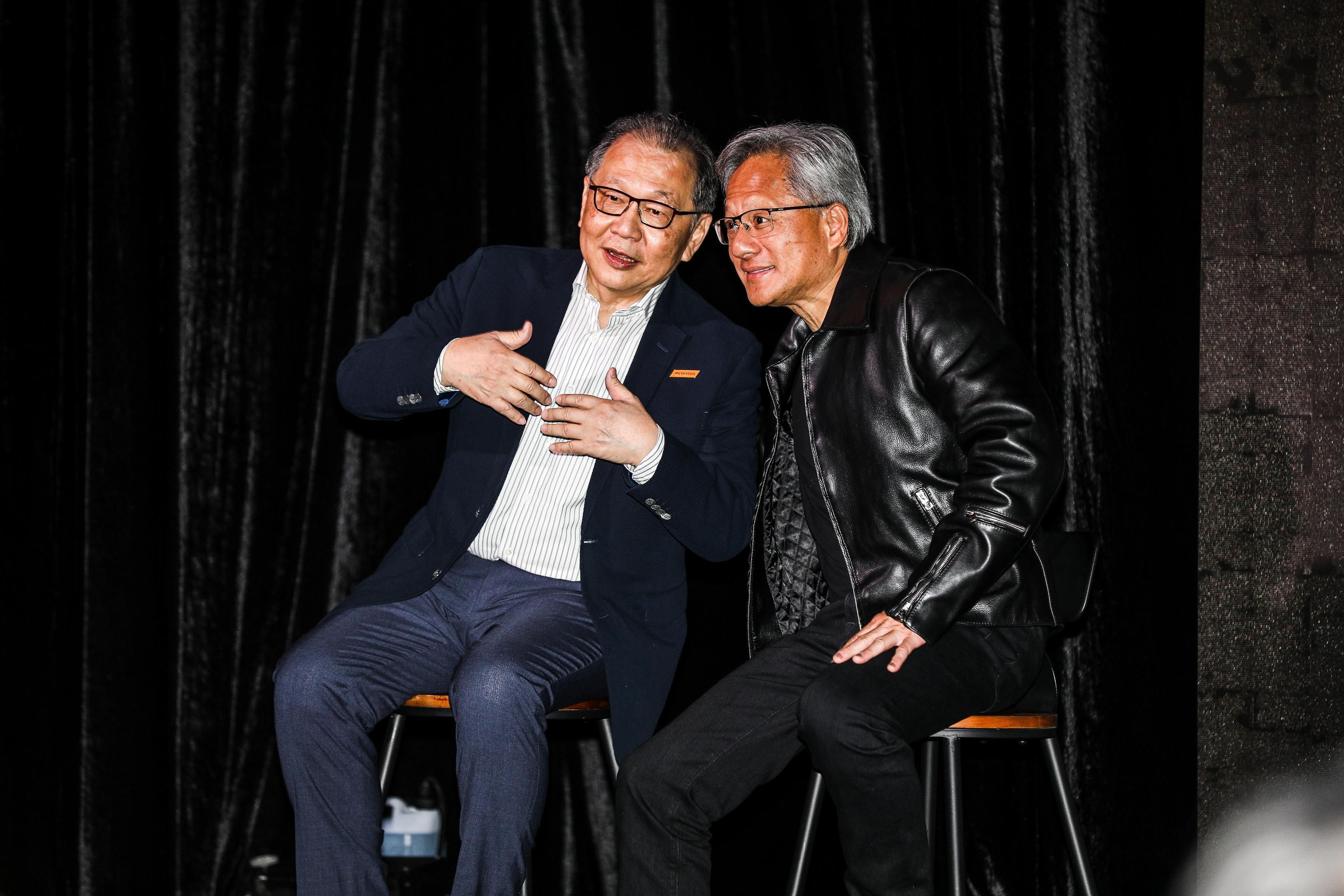 輝達（NVIDIA）執行長黃仁勳（右）驚喜現身聯發科記者會，與聯發科執行長蔡力行（左）同台，共同宣布合作計畫。