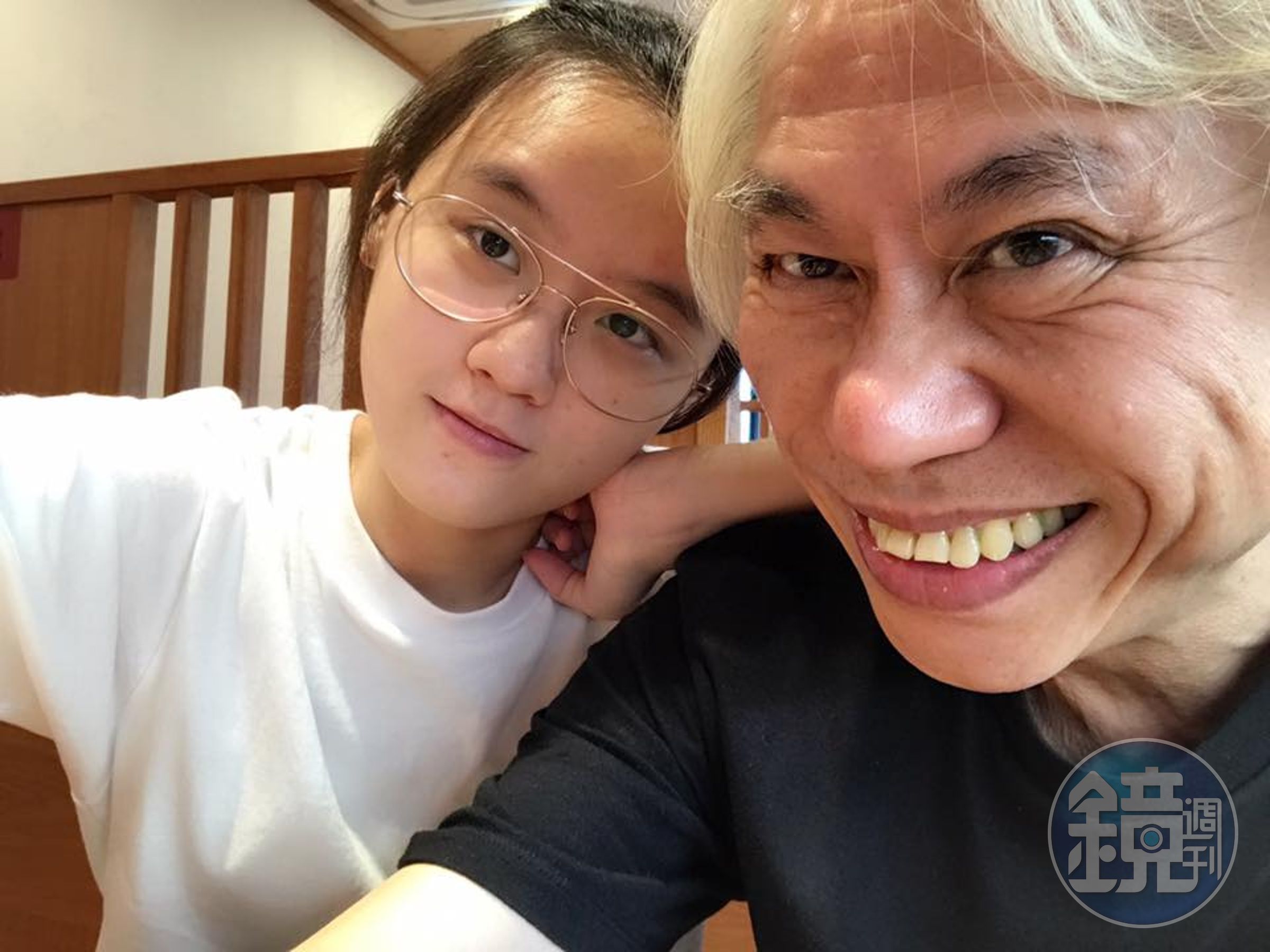 已逝李坤城（右）的兒子出面爆料，惹來外界對於他跟林靖恩（左）這段「爺孫戀」的再次關注。（翻攝臉書）