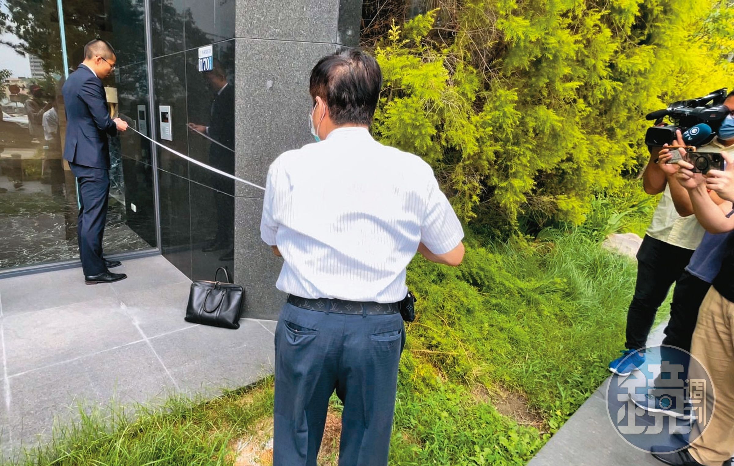 資深法醫高大成(白衣者)到現場丈量,質疑陳屍地點太靠近牆面,不合常理。