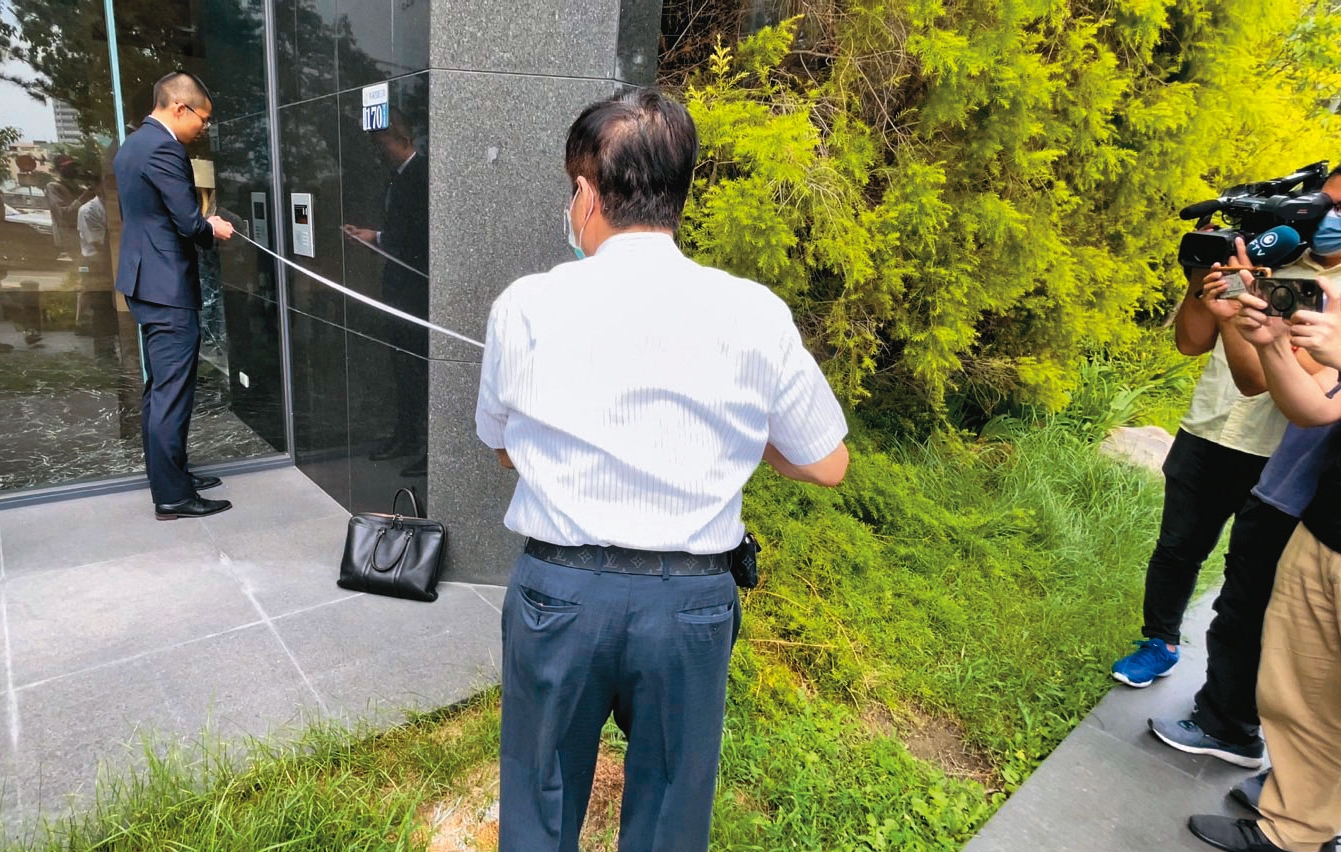 資深法醫高大成（白衣者）到現場丈量，質疑陳屍地點太靠近牆面，不合常理。